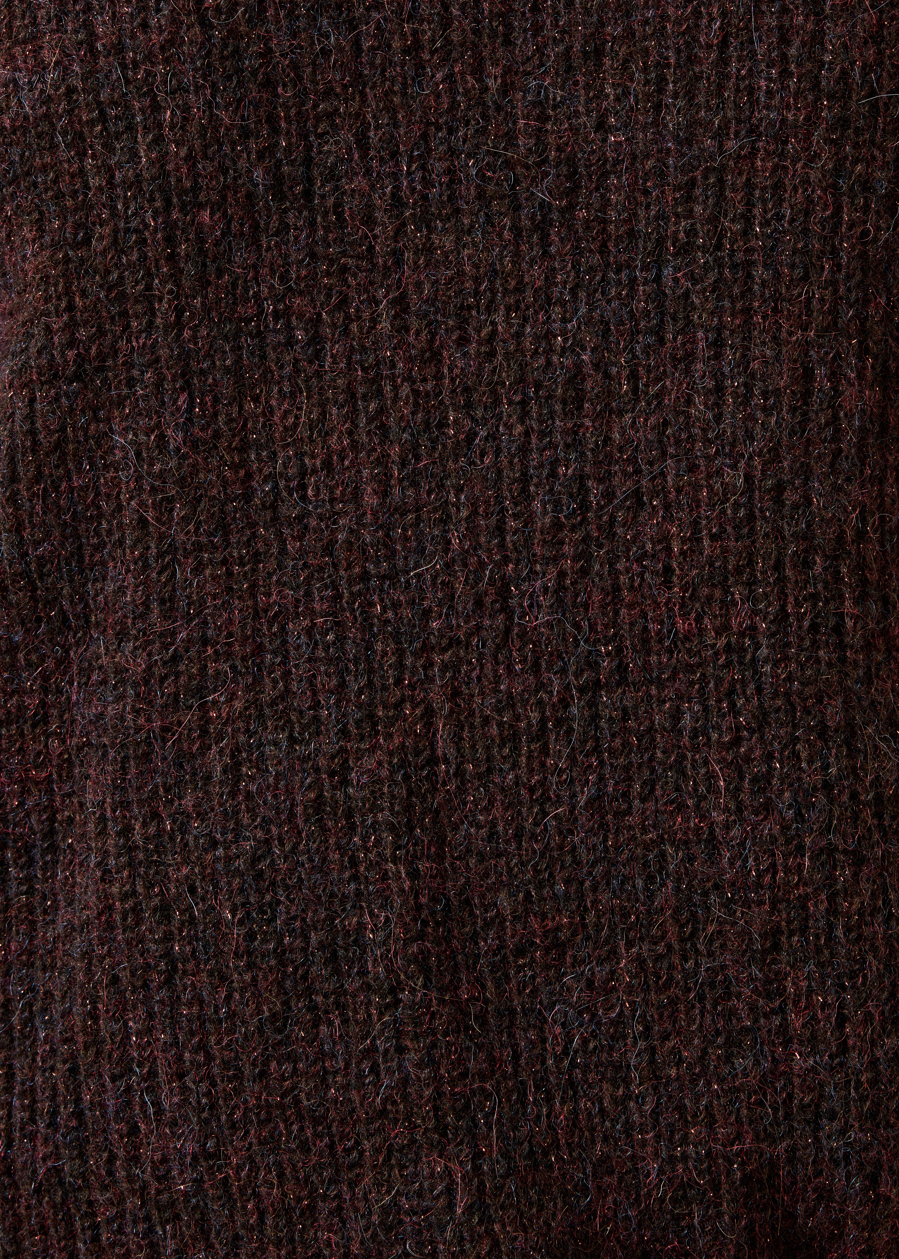 Brauner Pullover mit langen Ärmeln und Stehkragen