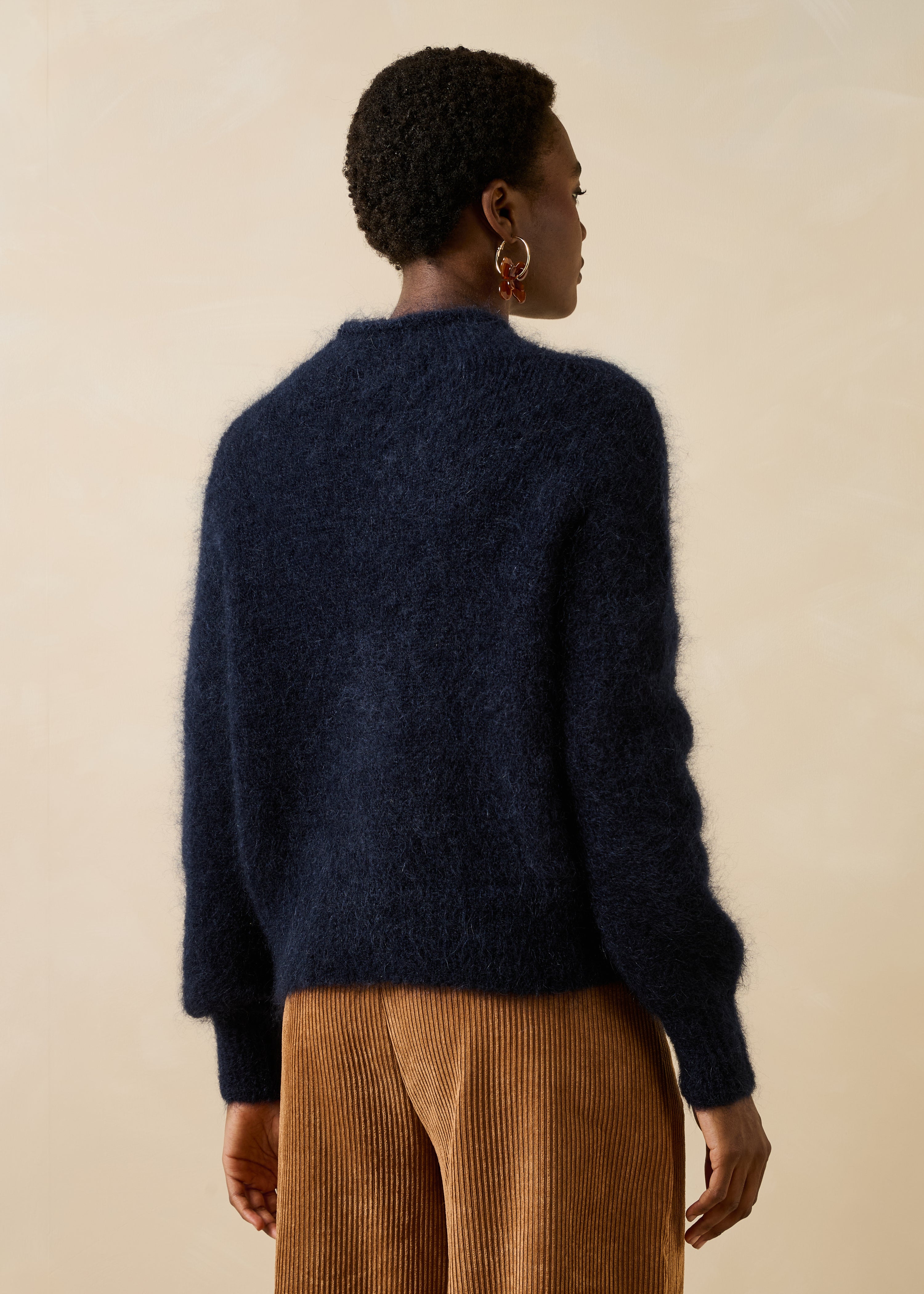 Camisola azul marinho de mangas compridas em mohair com gola alta