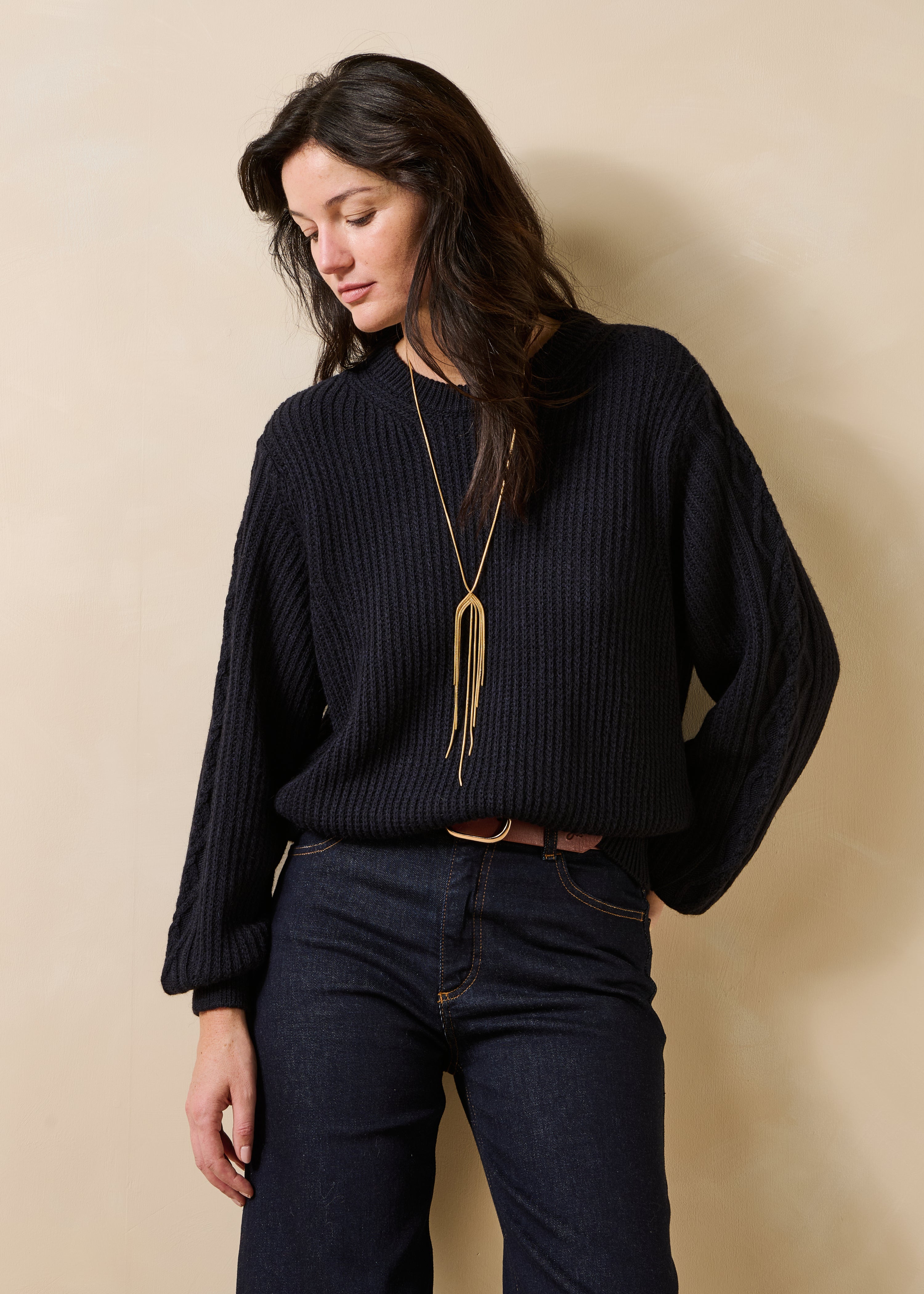 Marineblauer Pullover mit langen Ärmeln und Rundhalsausschnitt