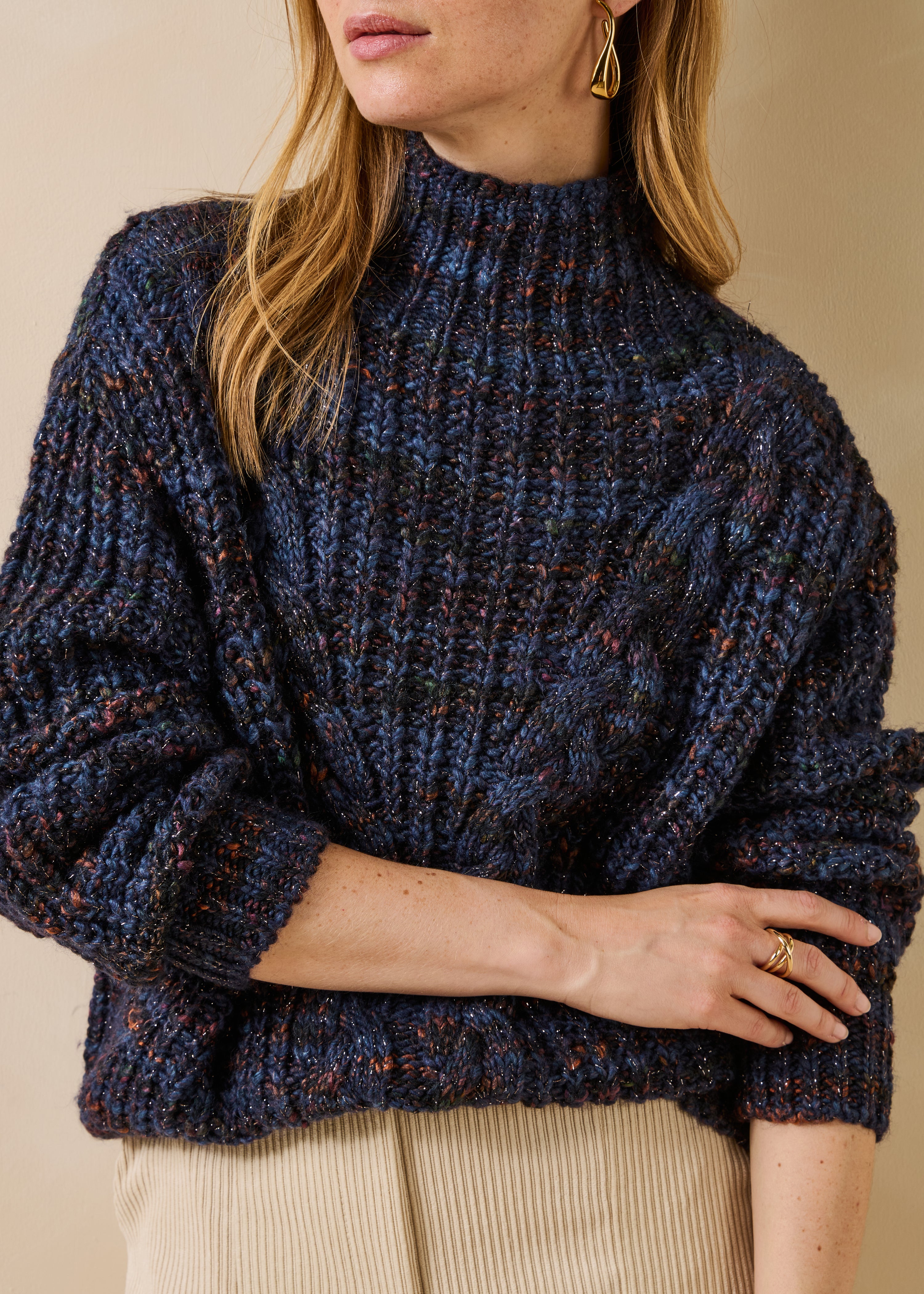 Pull bleu foncé manches longues col montant à torsades