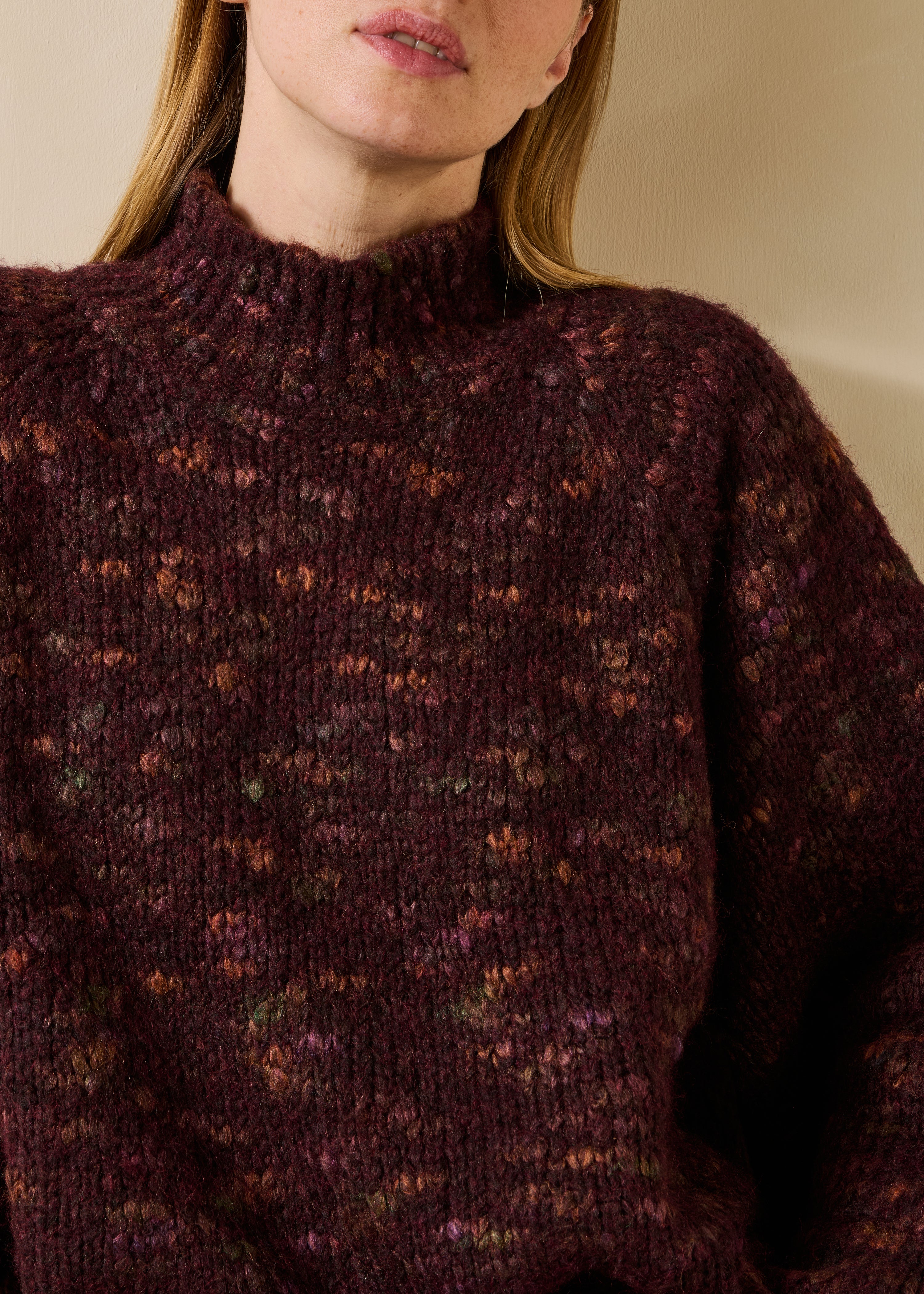 Bordeauxfarbener Pullover mit Stehkragen und langen Ärmeln