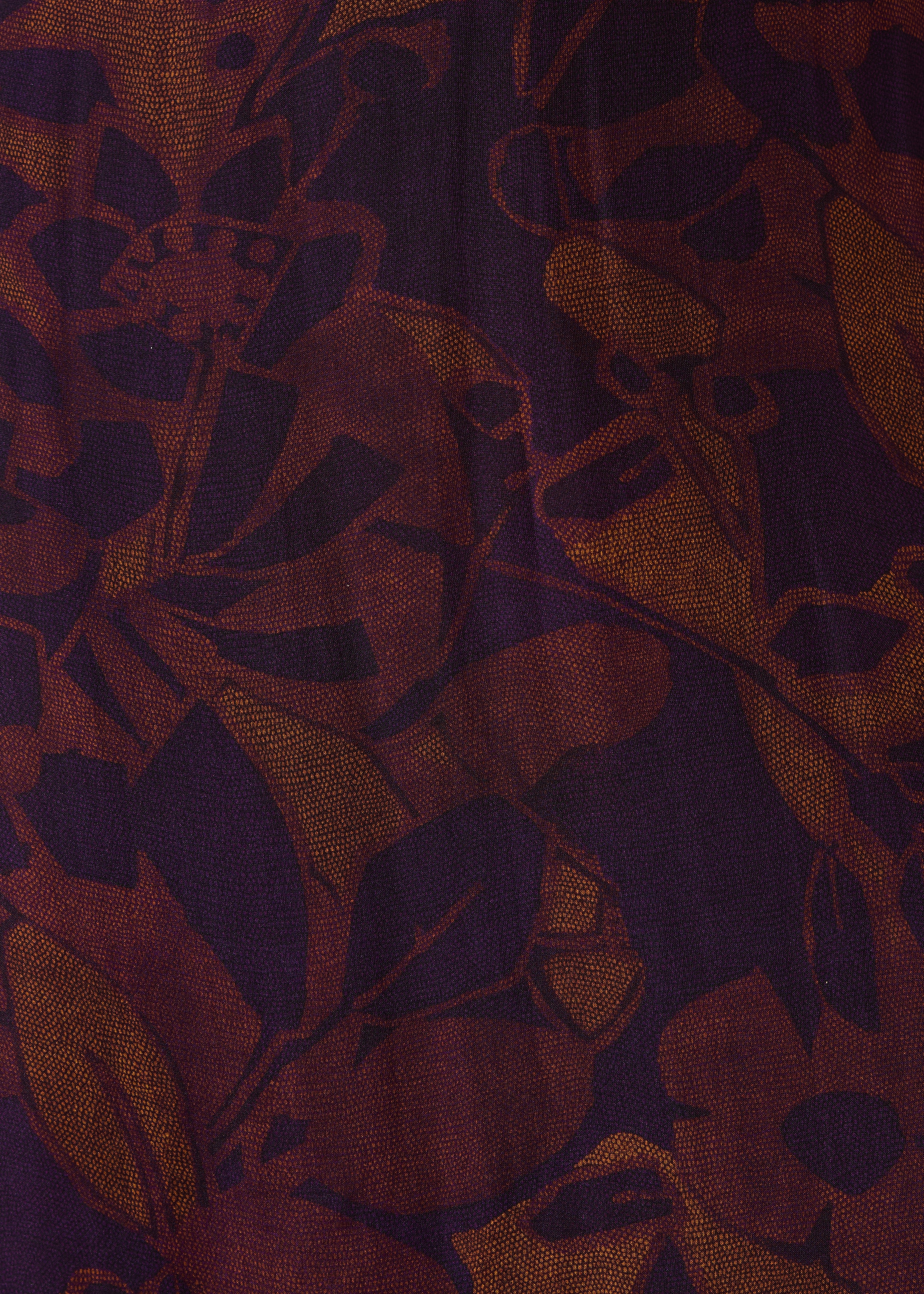 Abito lungo viola con stampa floreale e maniche lunghe