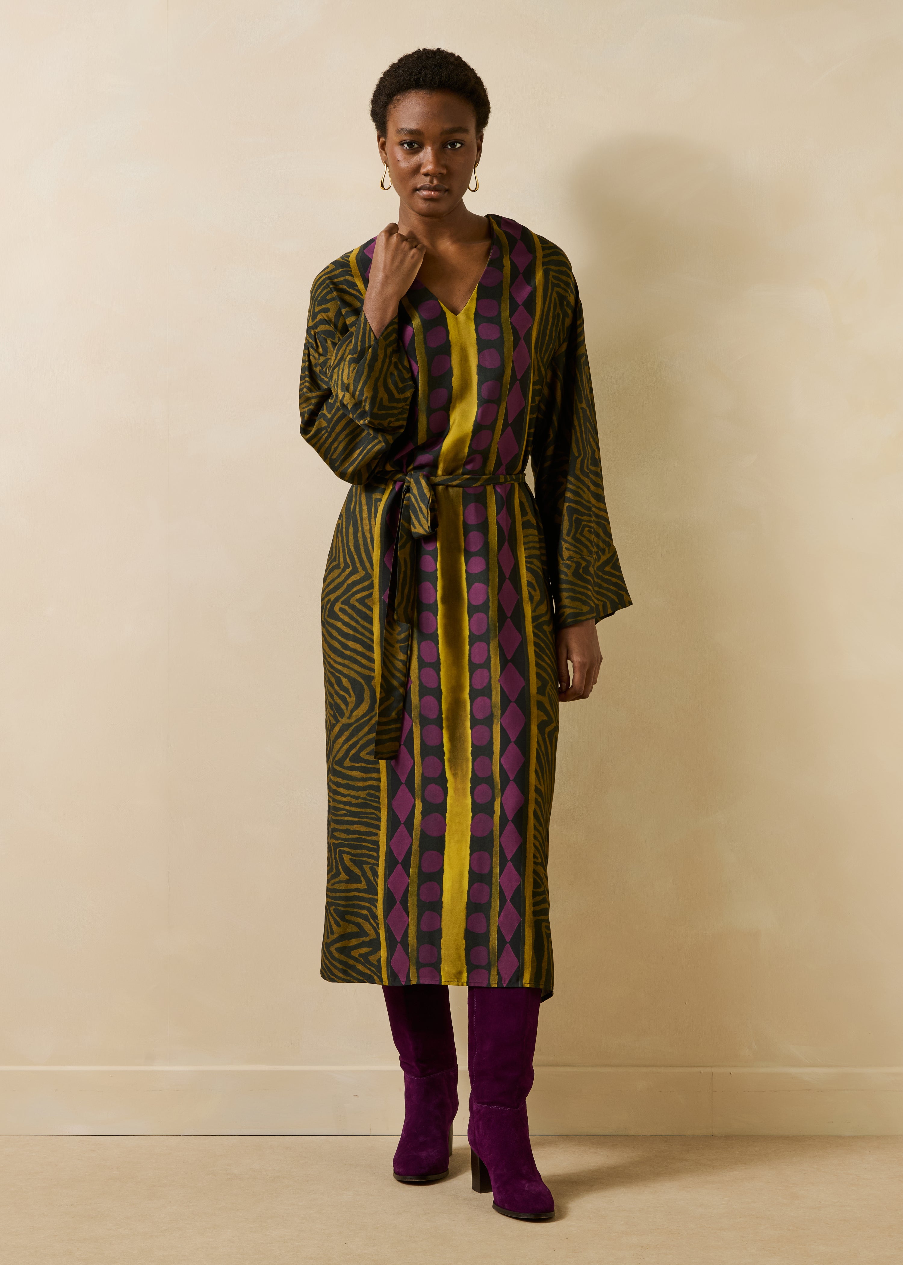 Langes Kleid in schwarz und ocker mit langen Ärmeln und Print