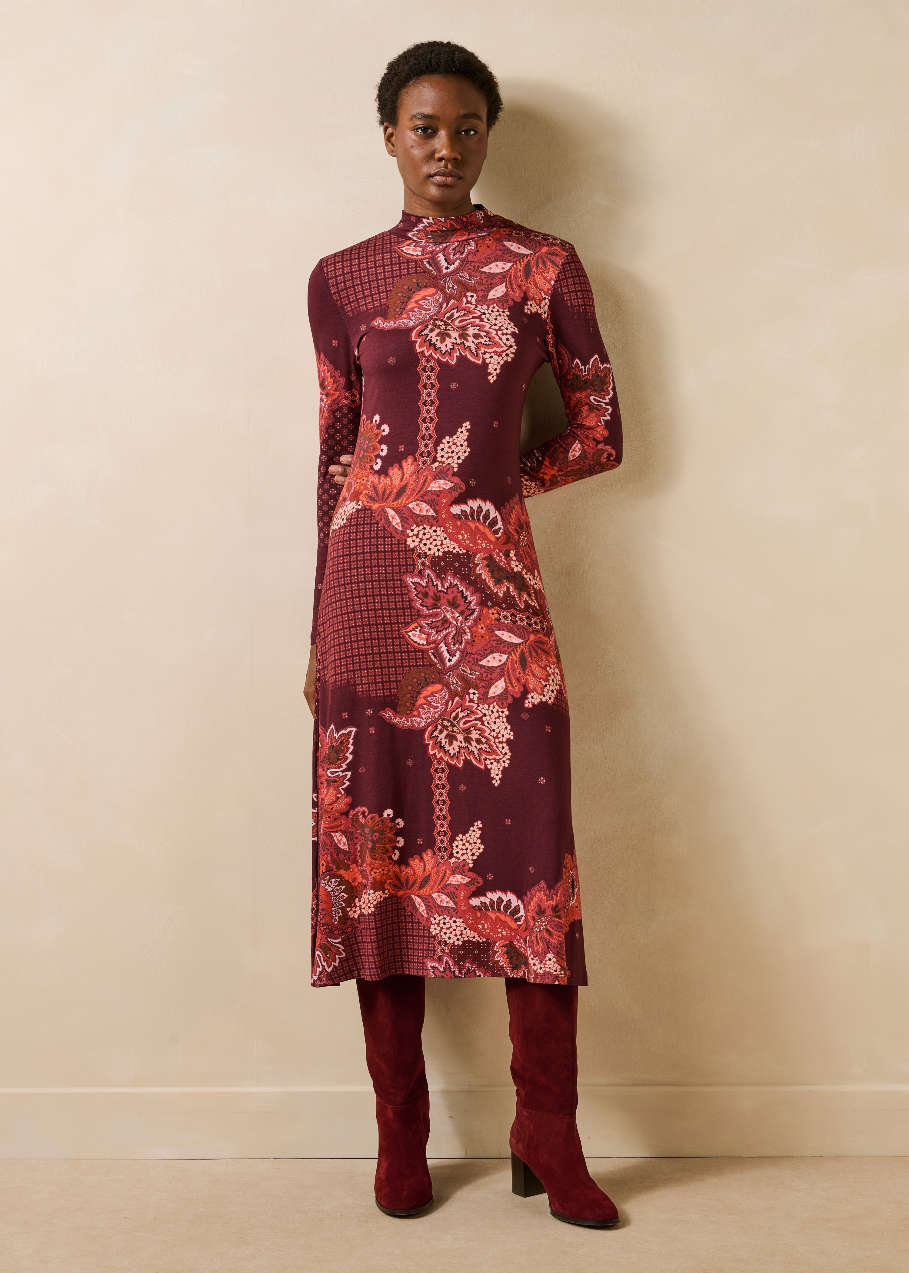 Robe longue rouge imprimée manches longues col montant