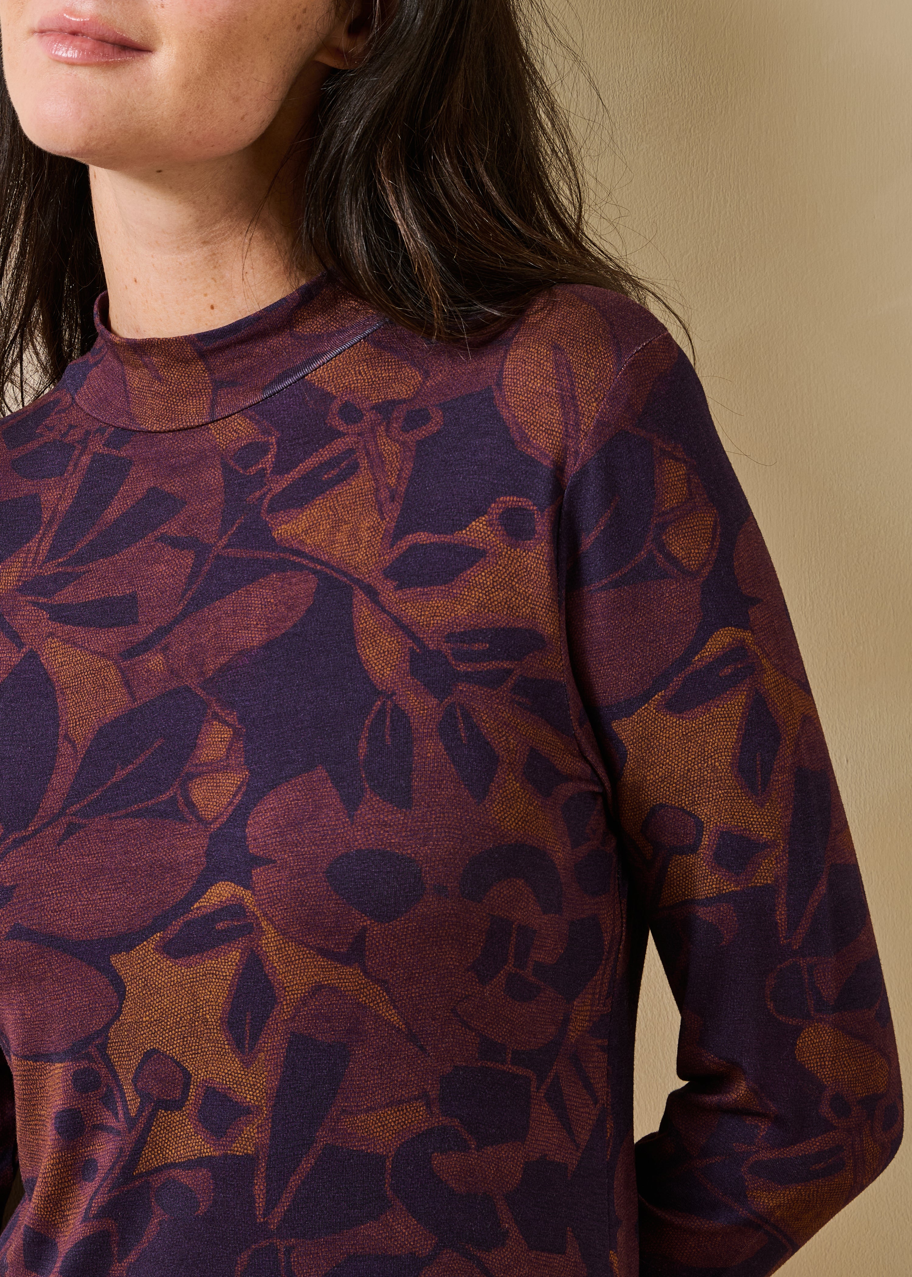 Robe longue violette à imprimé floral manches longues