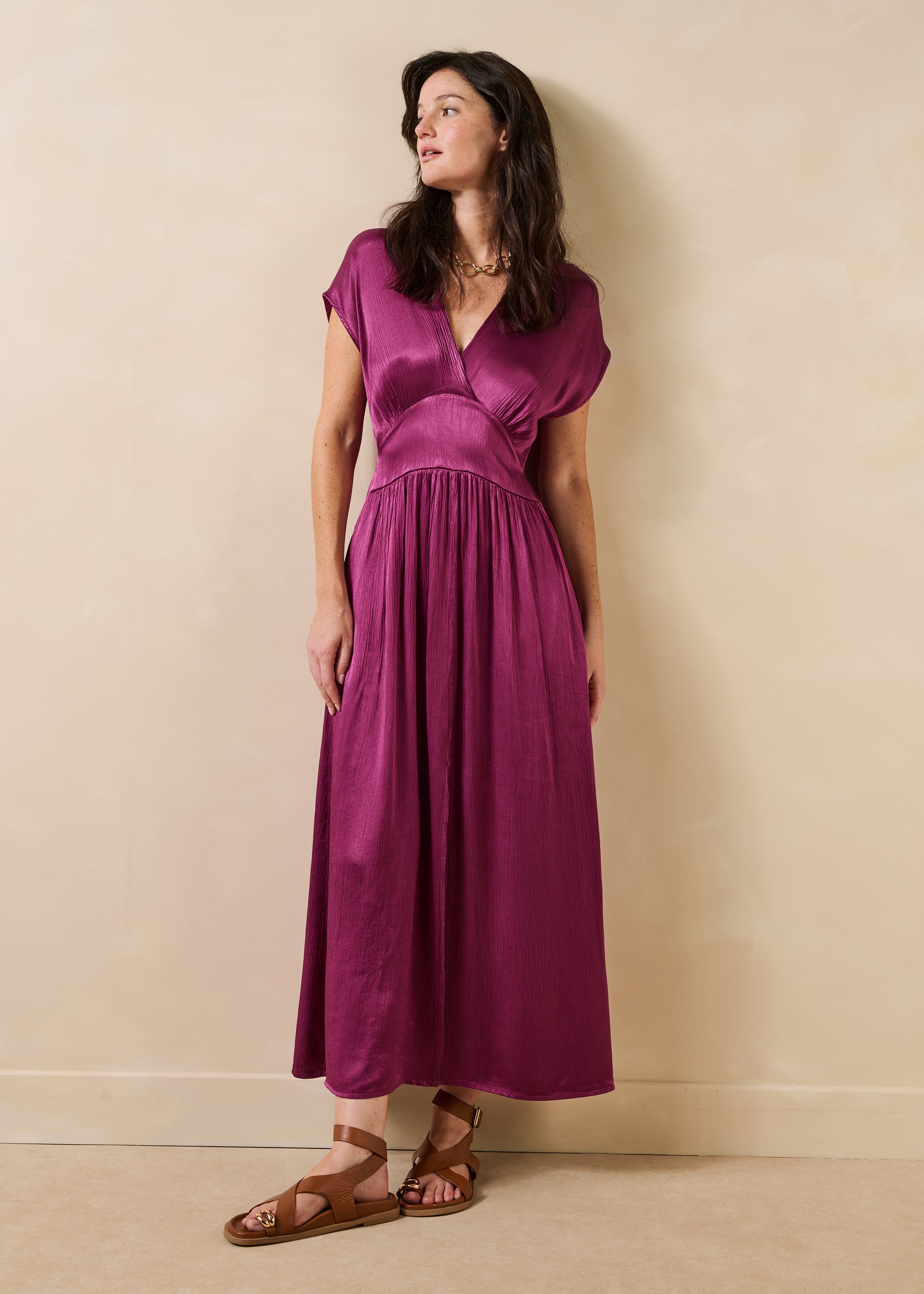 Robe longue violette manches courtes col V en satin