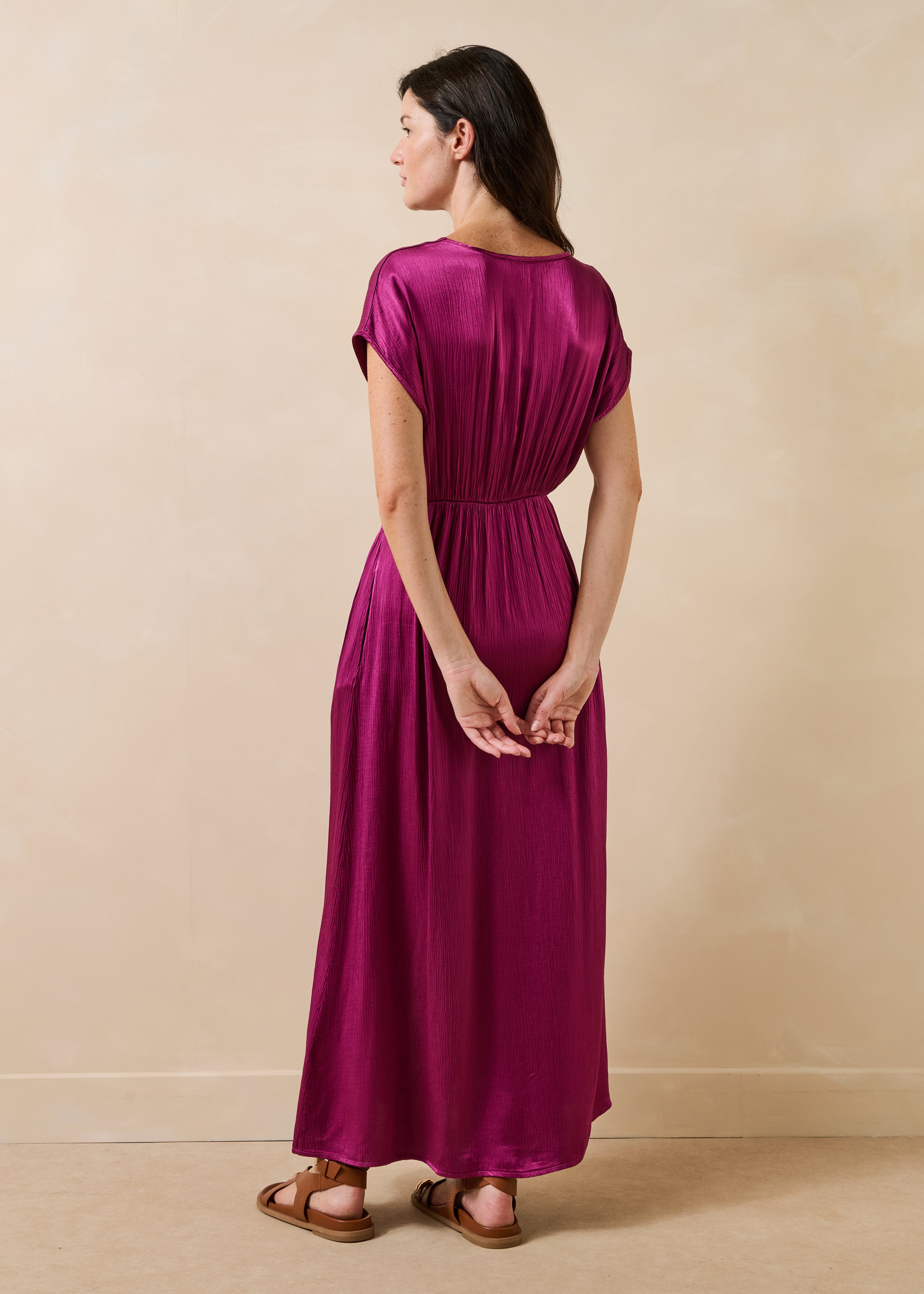 Abito lungo viola in satin con maniche corte e scollo a V
