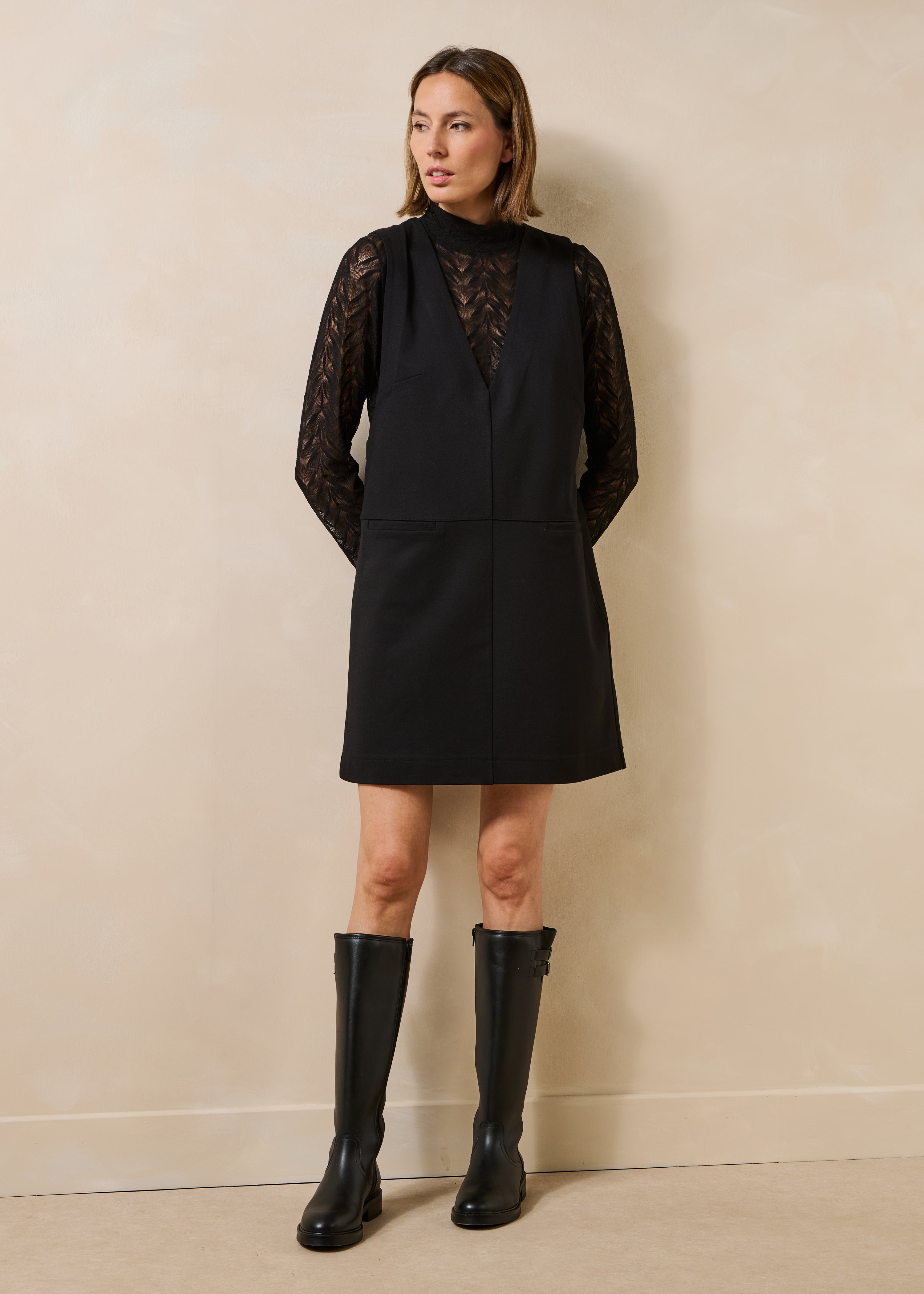 Robe chasuble courte noire sans manches en jersey milano