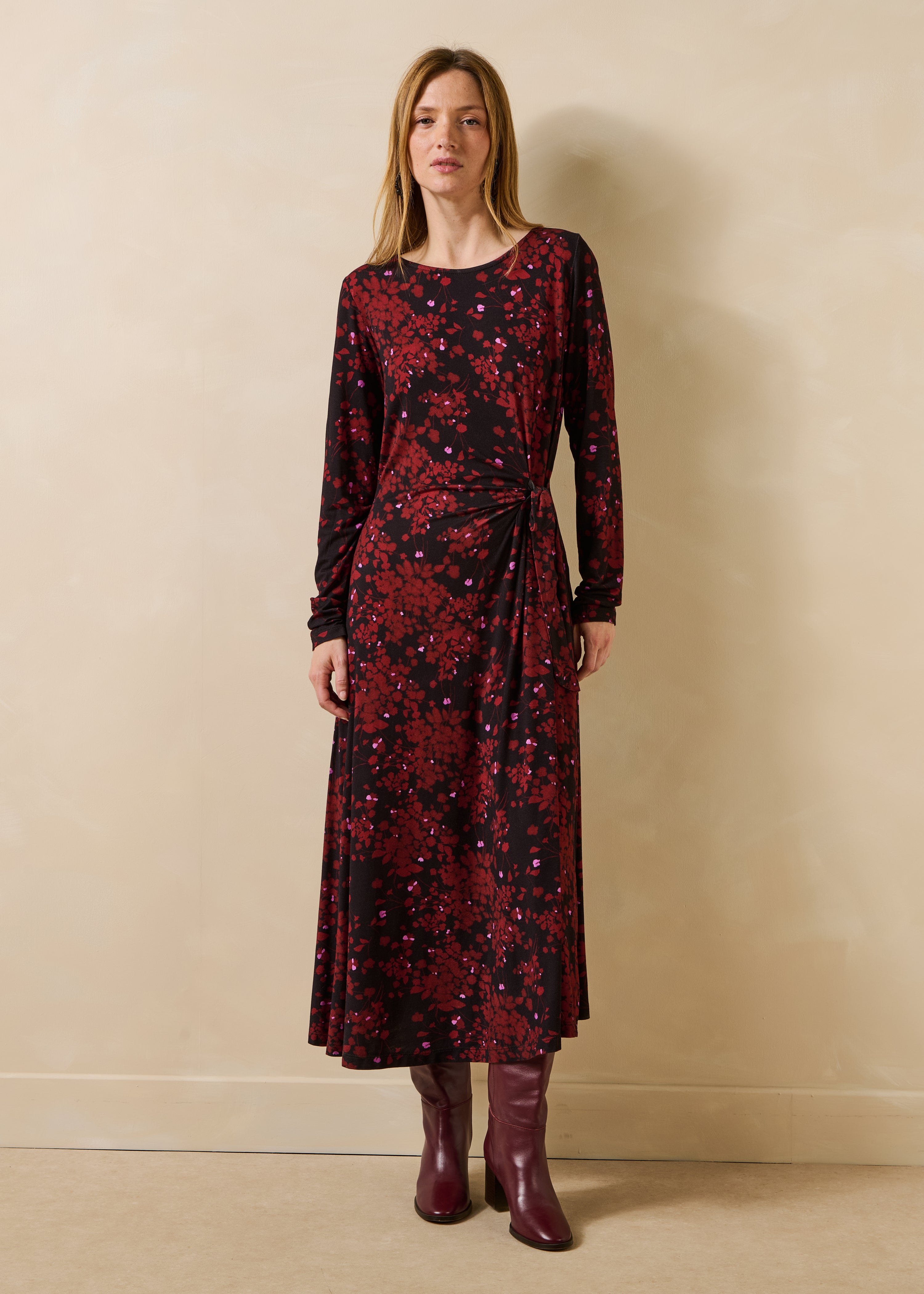 Robe midi bordeaux et noir fleurie ceinturée manches longues
