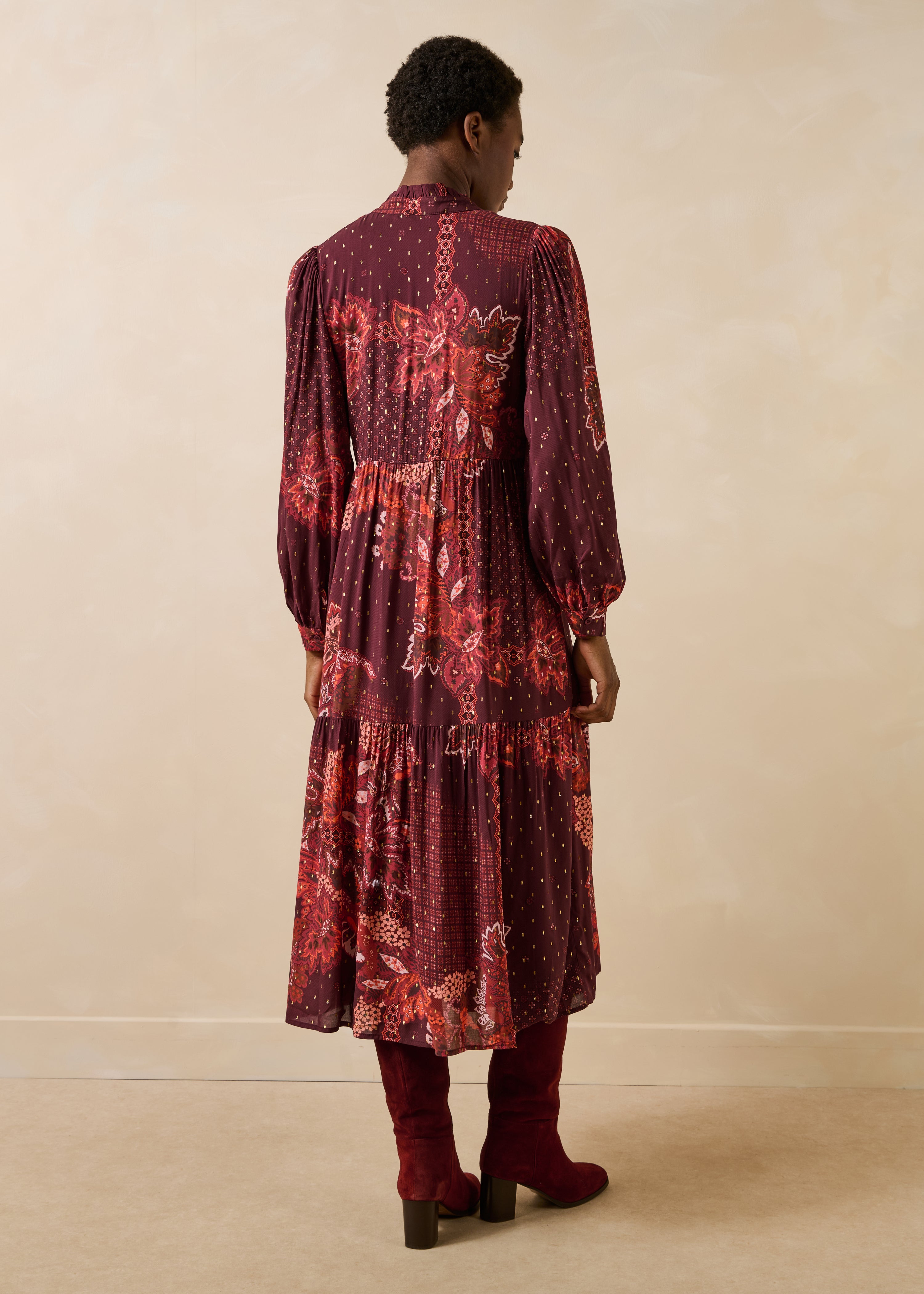 Long red printed dress with long sleeves and Tunisian collar