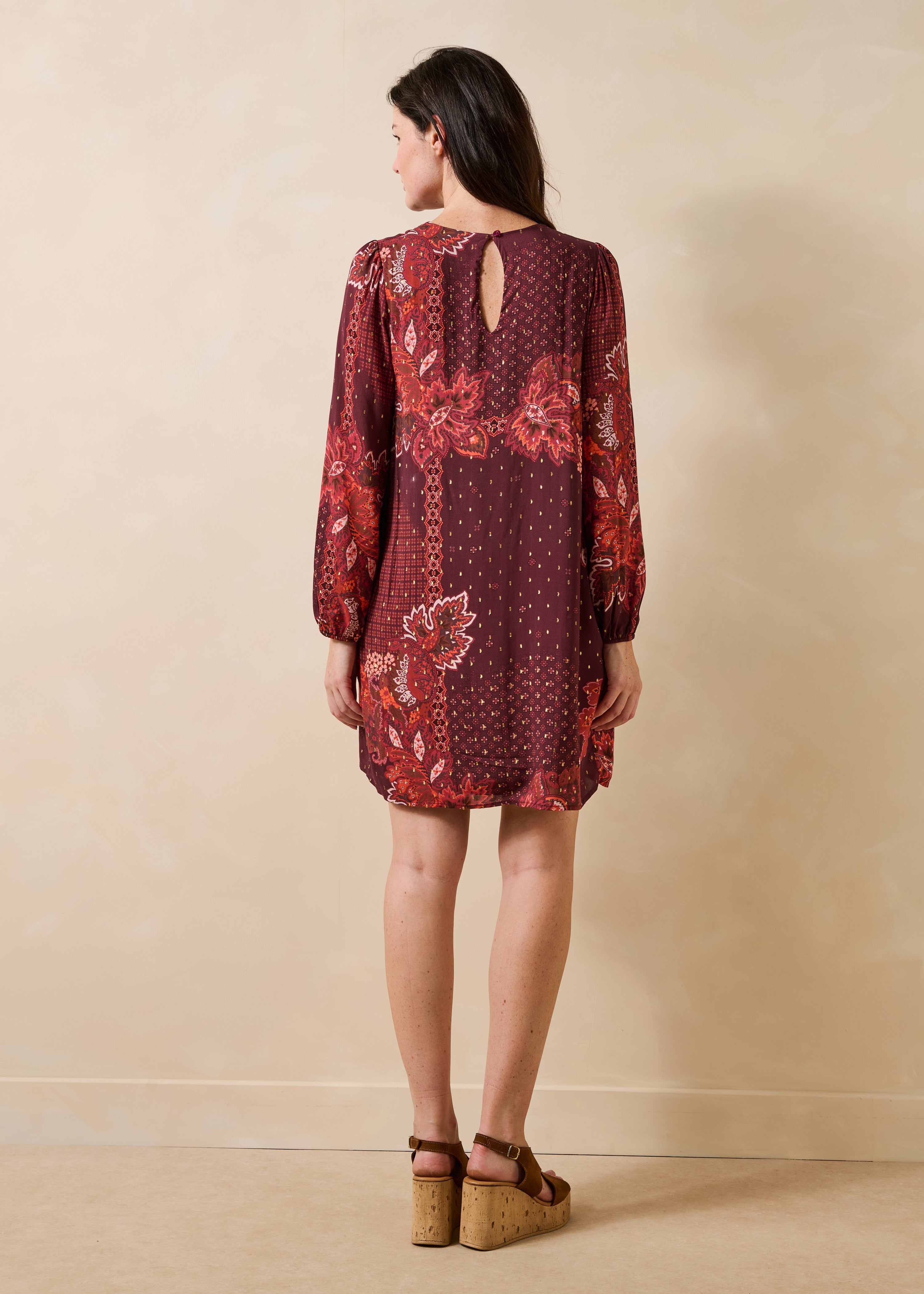 Vestido vermelho de mangas compridas com decote redondo e estampado