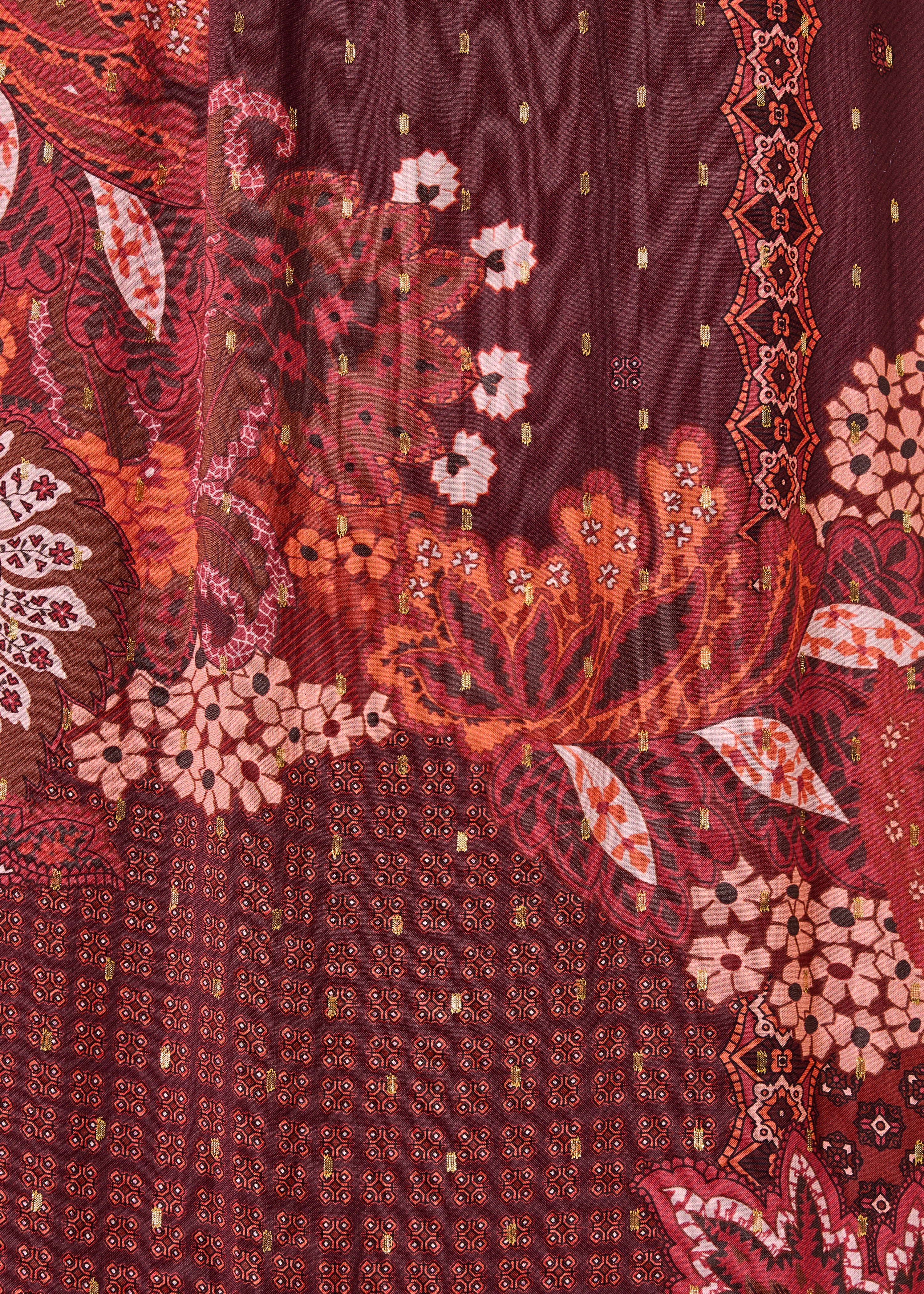 Vestido vermelho de mangas compridas com decote redondo e estampado