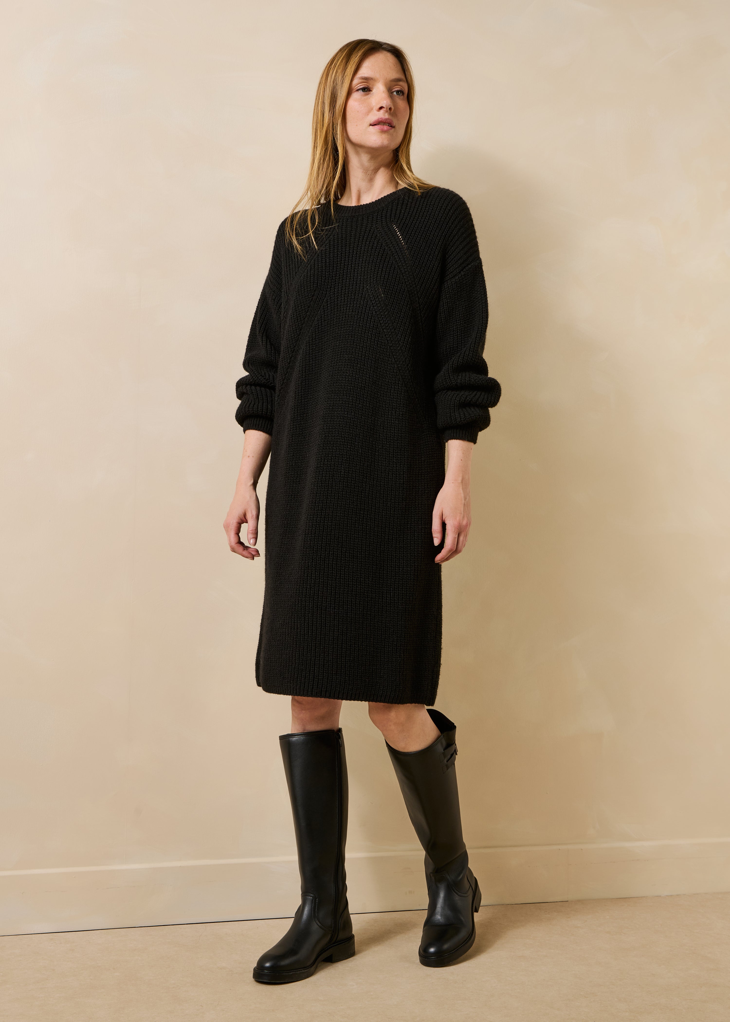 Robe courte noire en maille col rond