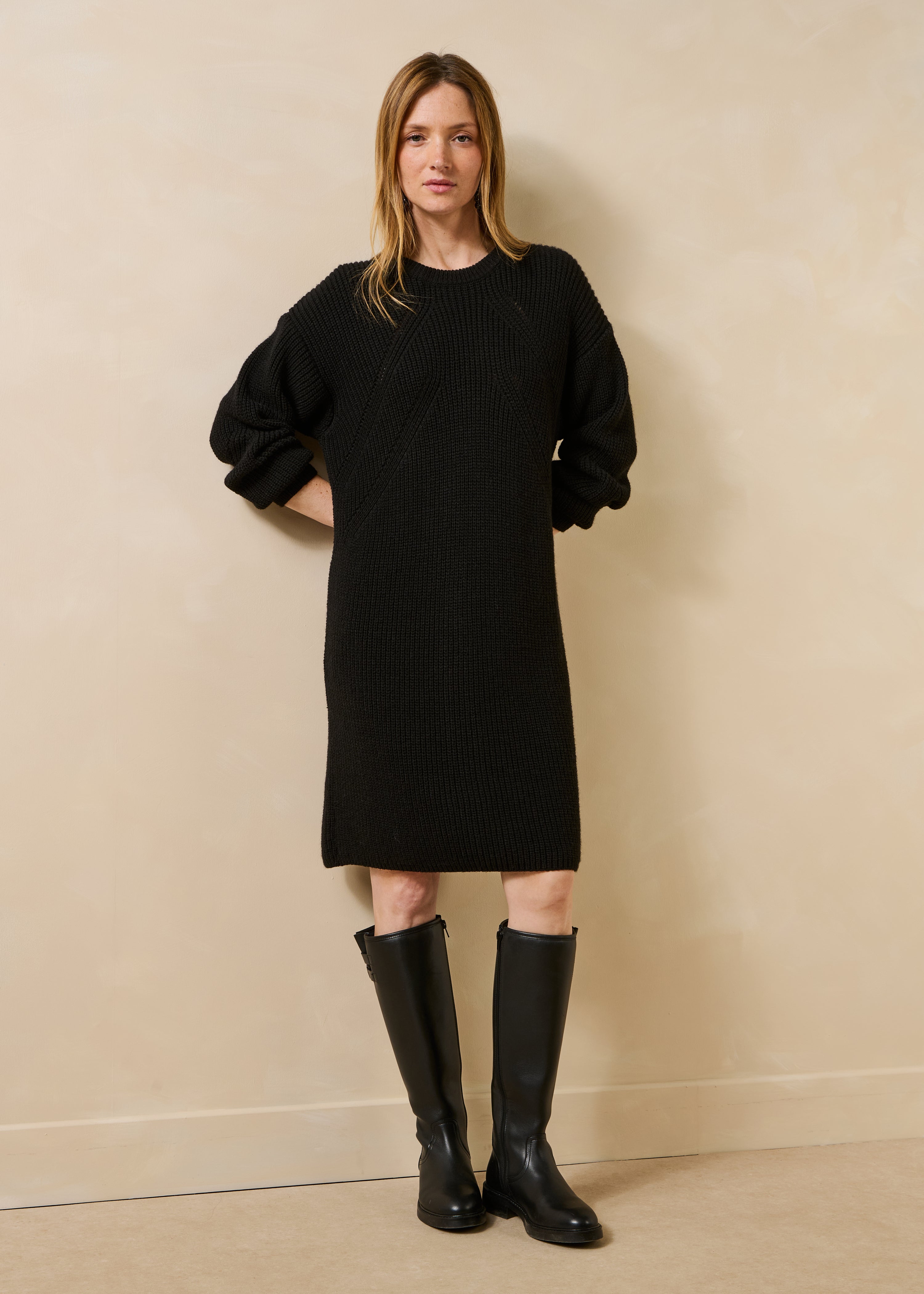 Vestido corto negro de punto con cuello redondo