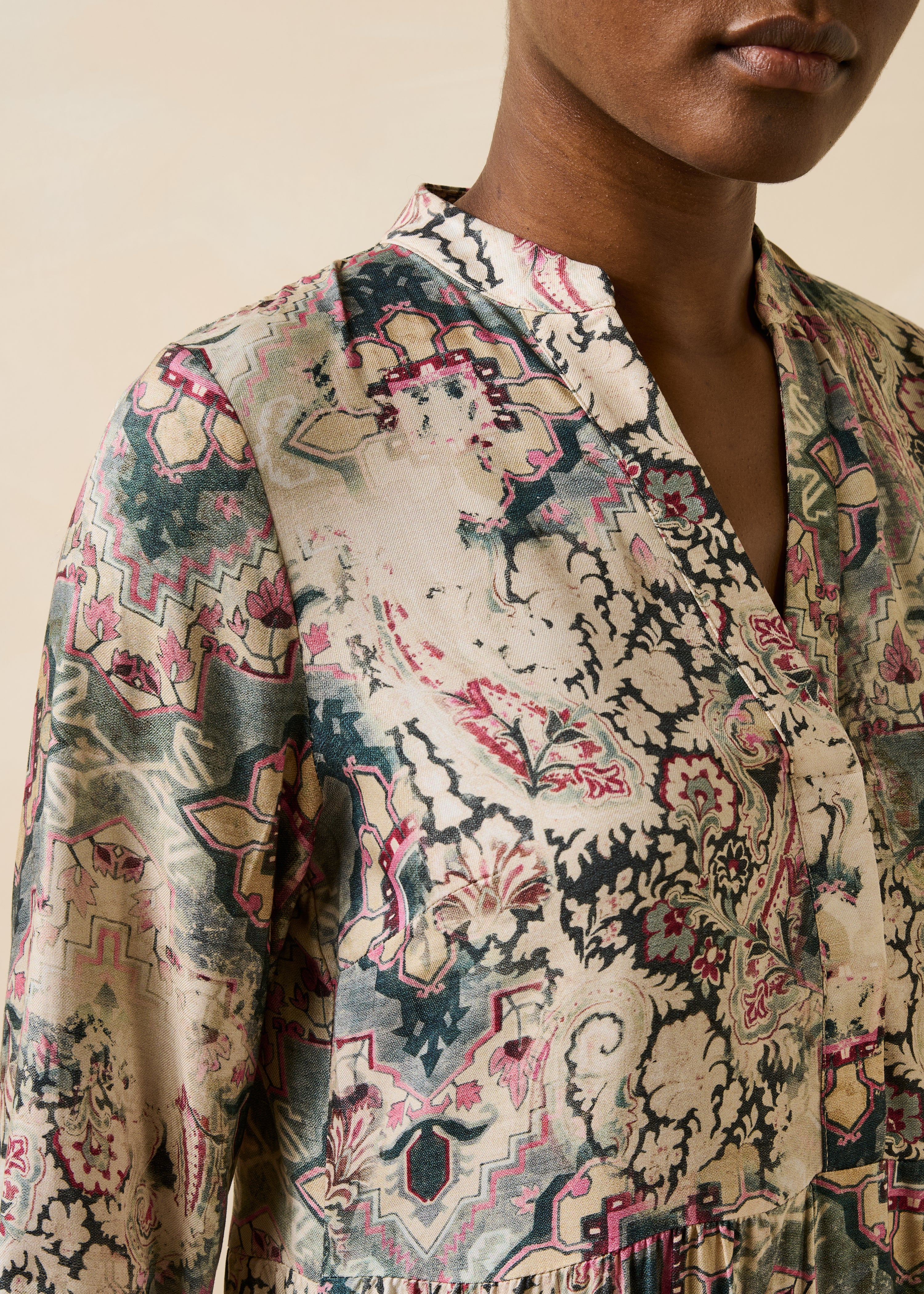 Robe écrue manches longues à imprimé