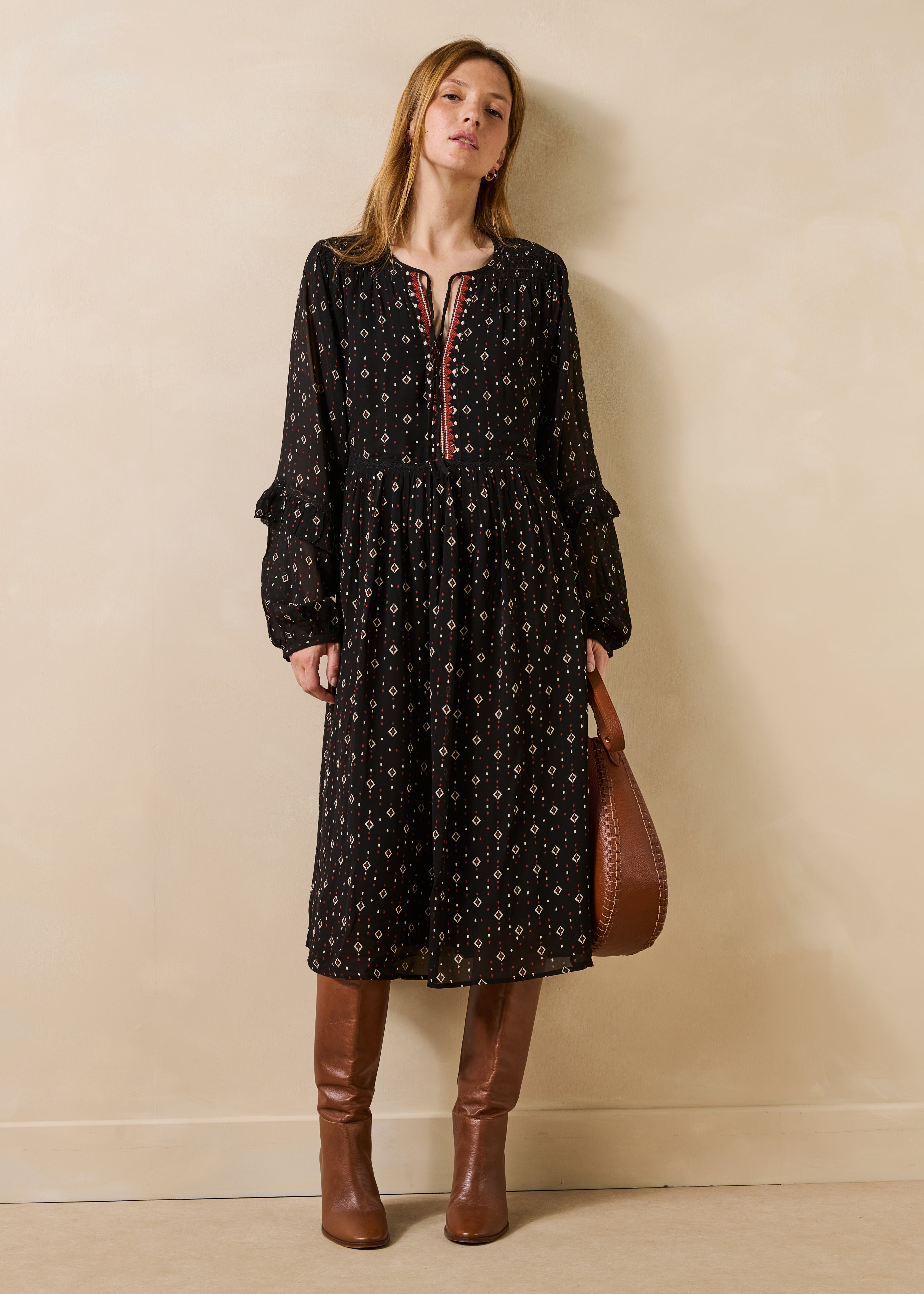 Robe midi noire en voile imprimé manches longues