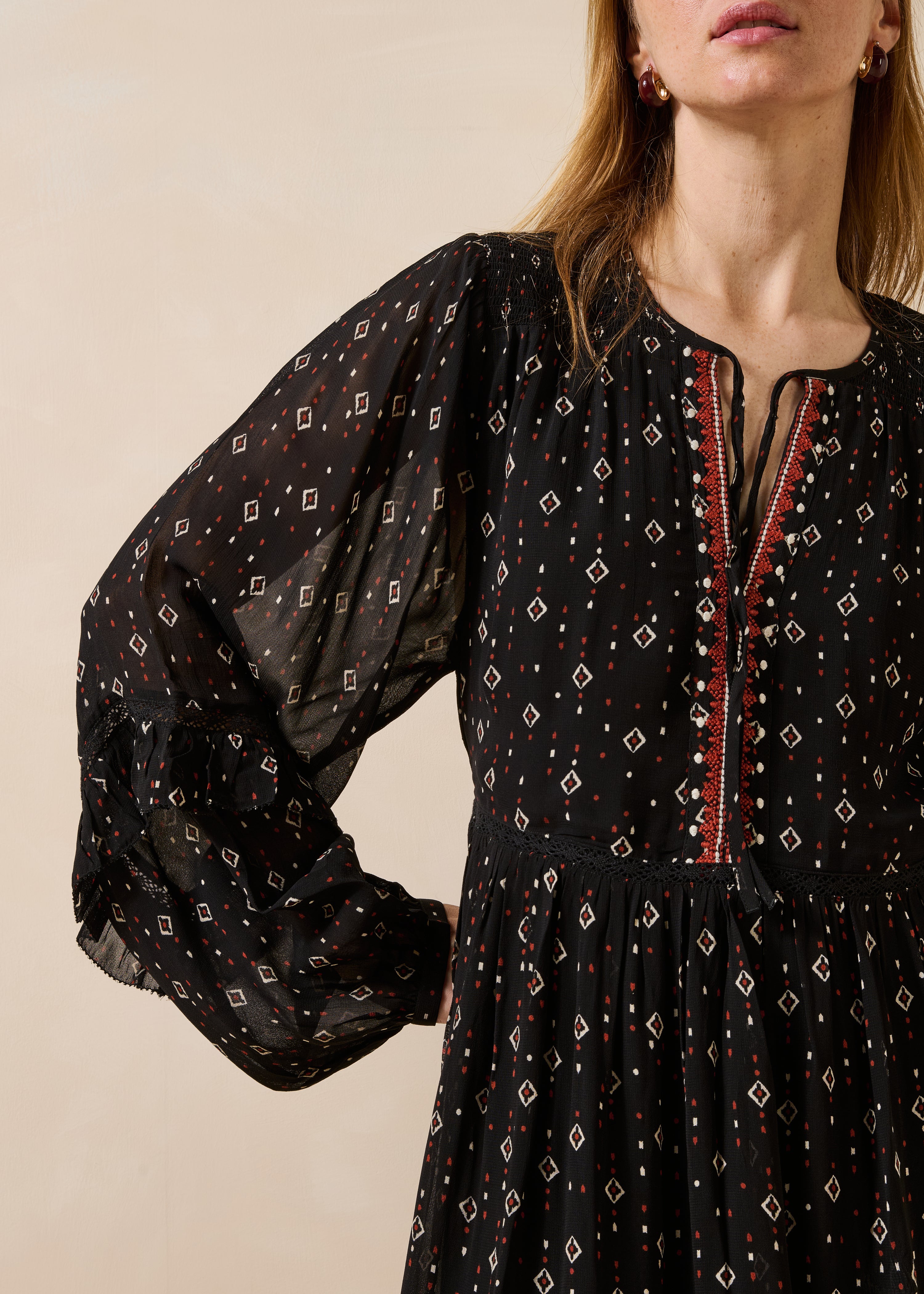 Robe midi noire en voile imprimé manches longues