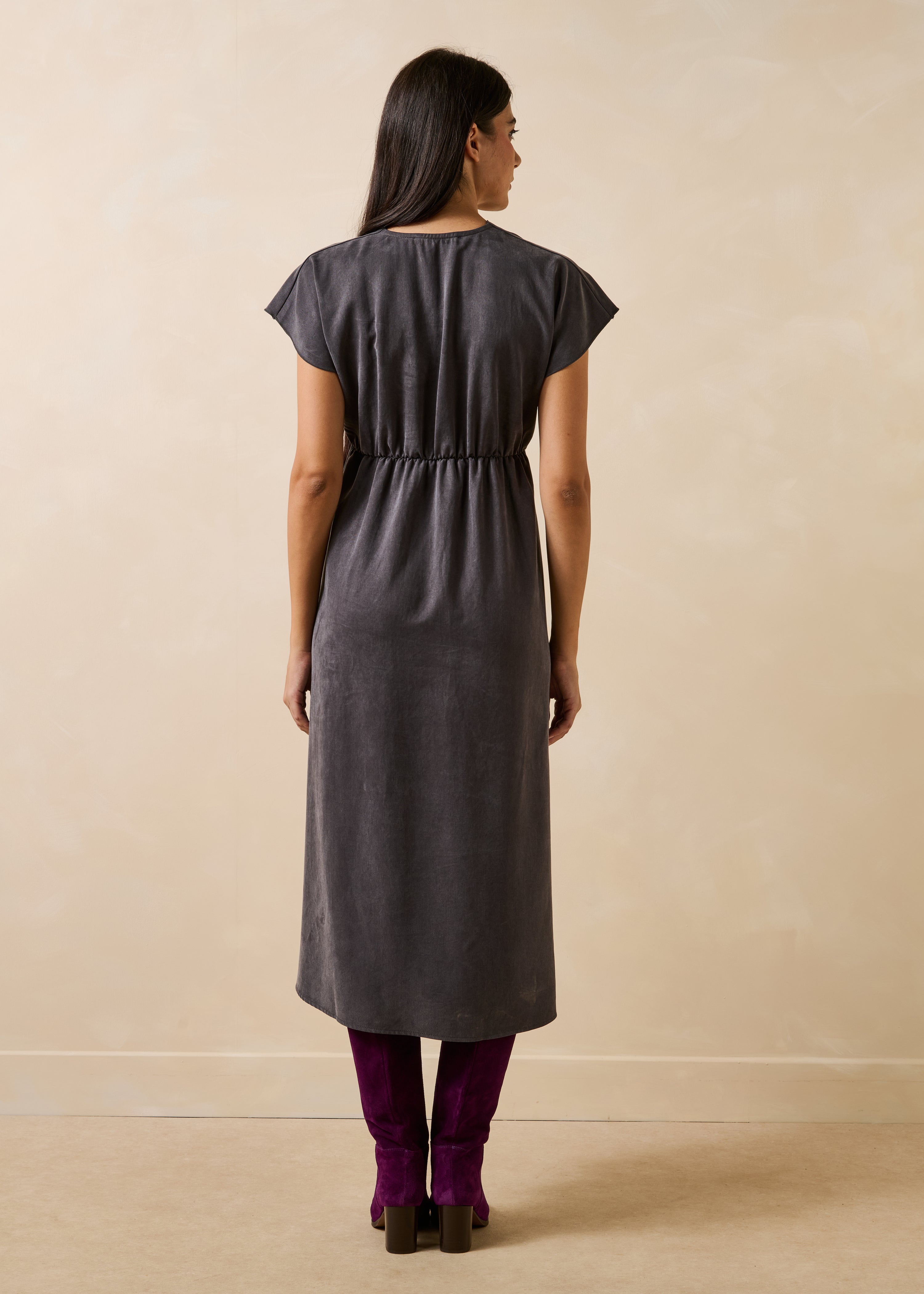 Abito lungo grigio in satin senza maniche