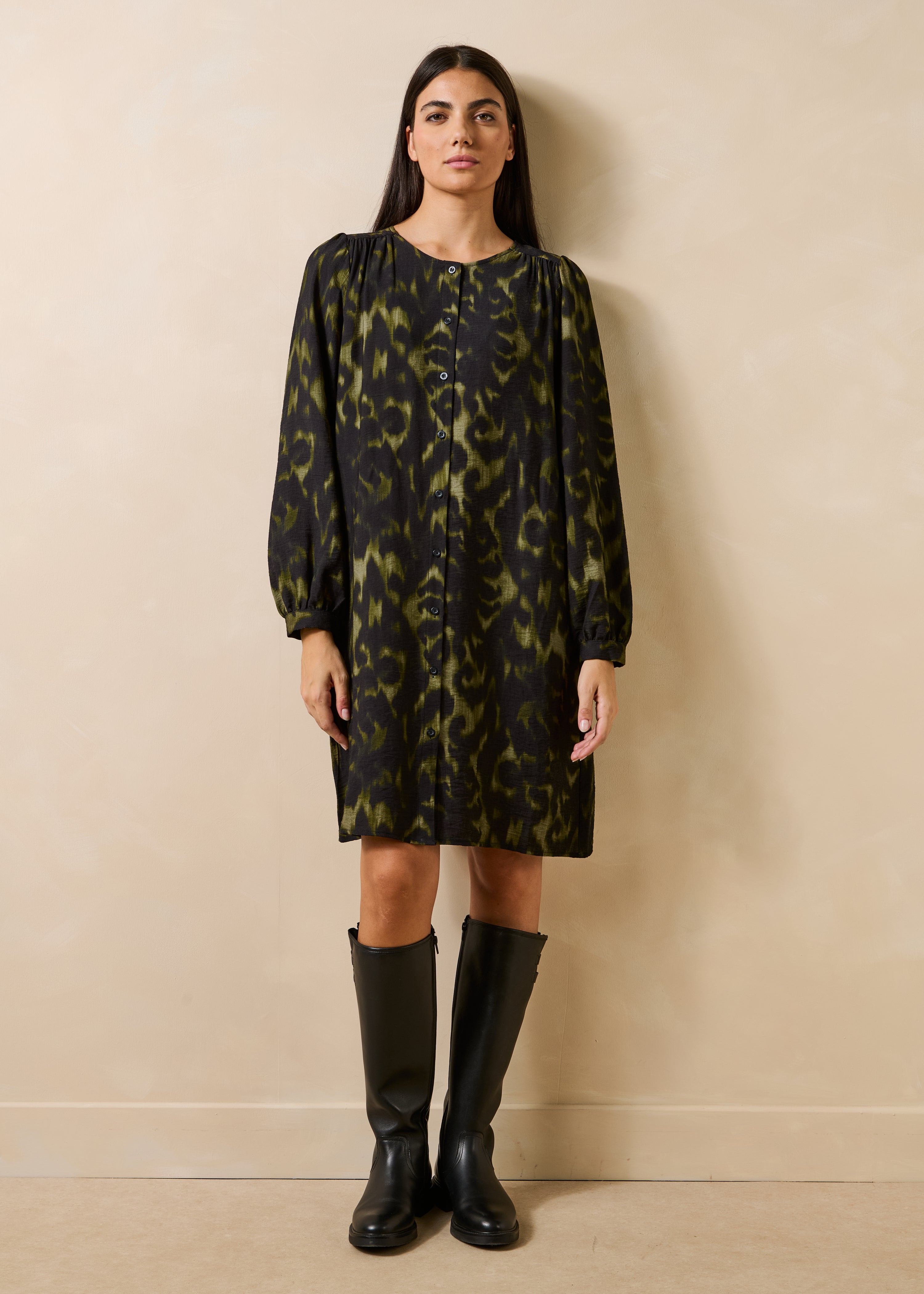 Short khaki buttoned dress with long printed sleeves