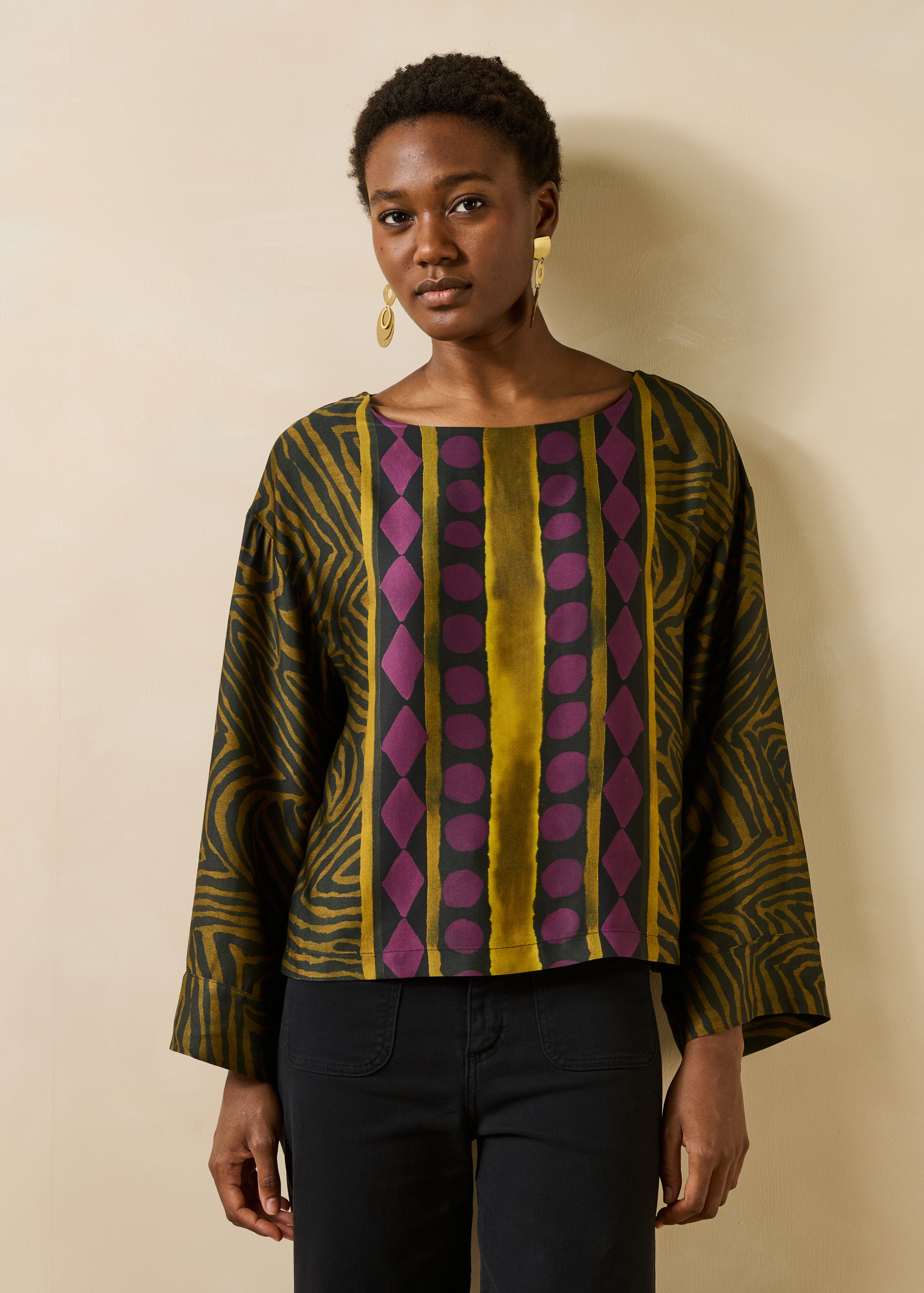 Top ample noir et ocre fluide manches longues imprimé