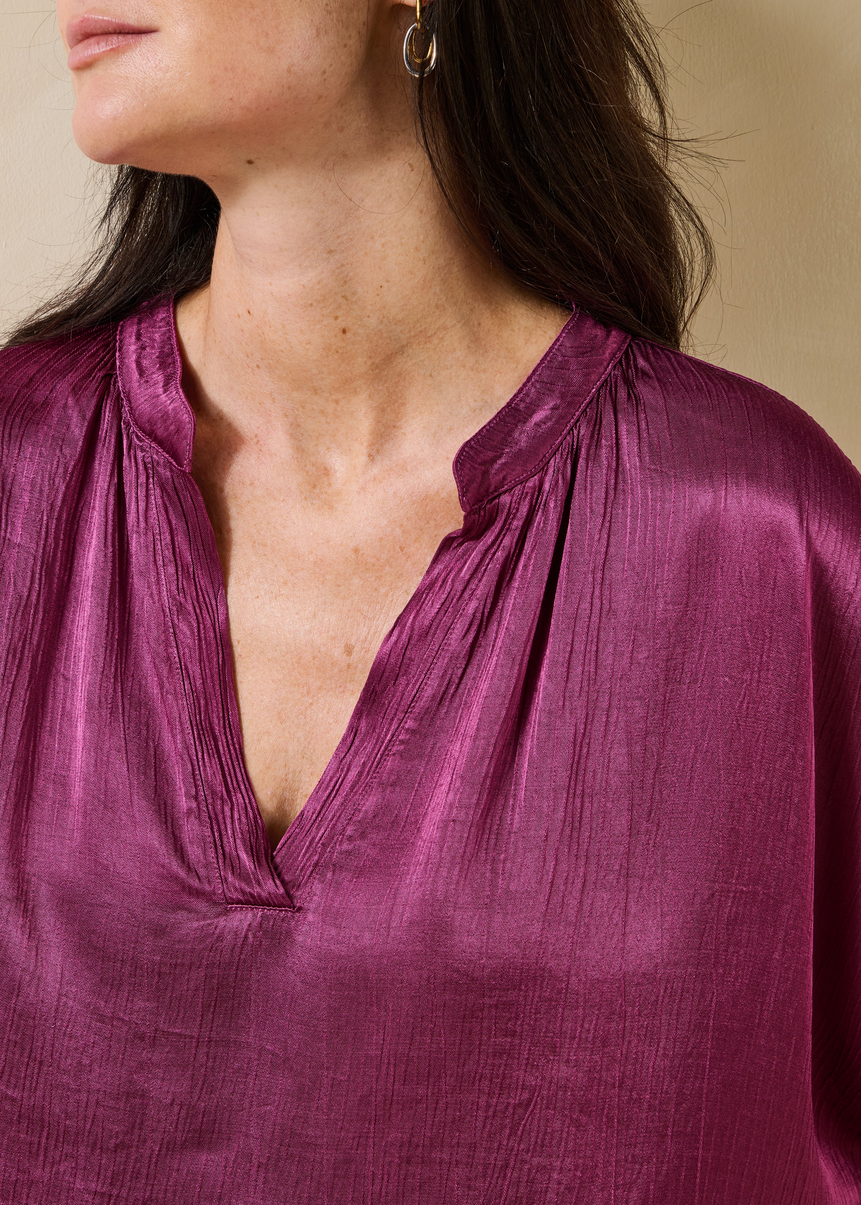 Short-sleeve violet satin top with Tunisian neckline