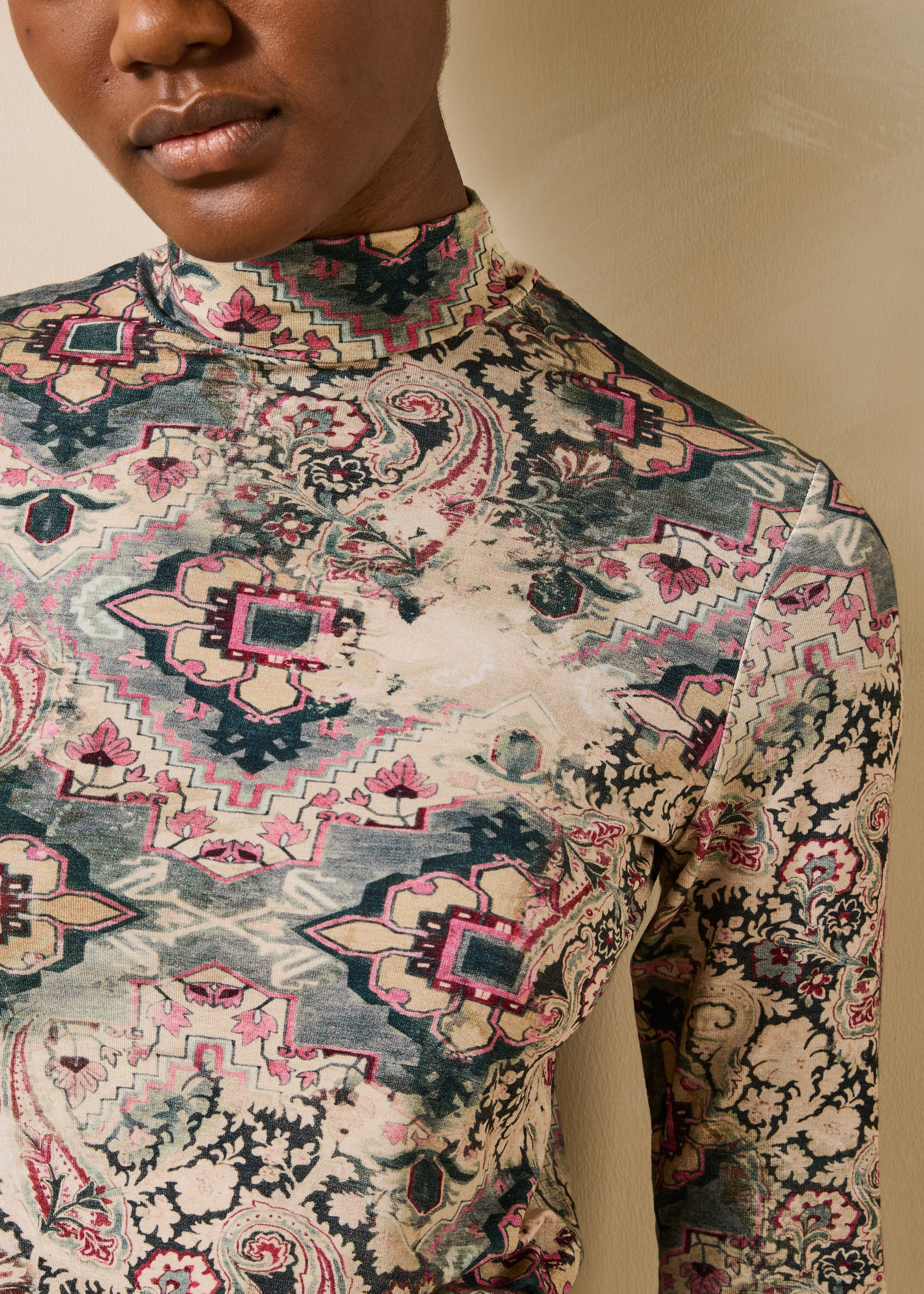 Long-sleeve off-white T-shirt with printed high collar