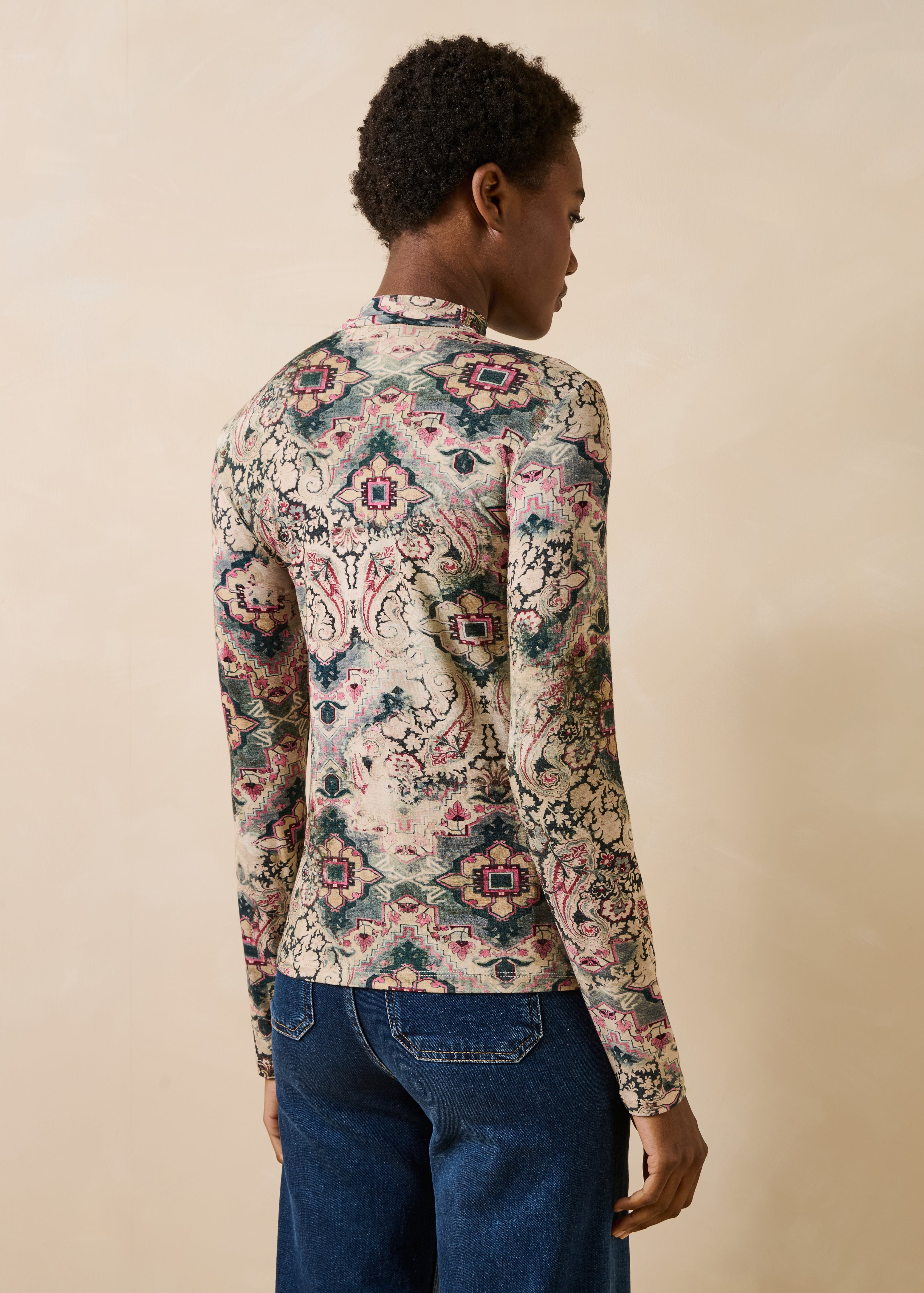 Long-sleeve off-white T-shirt with printed high collar