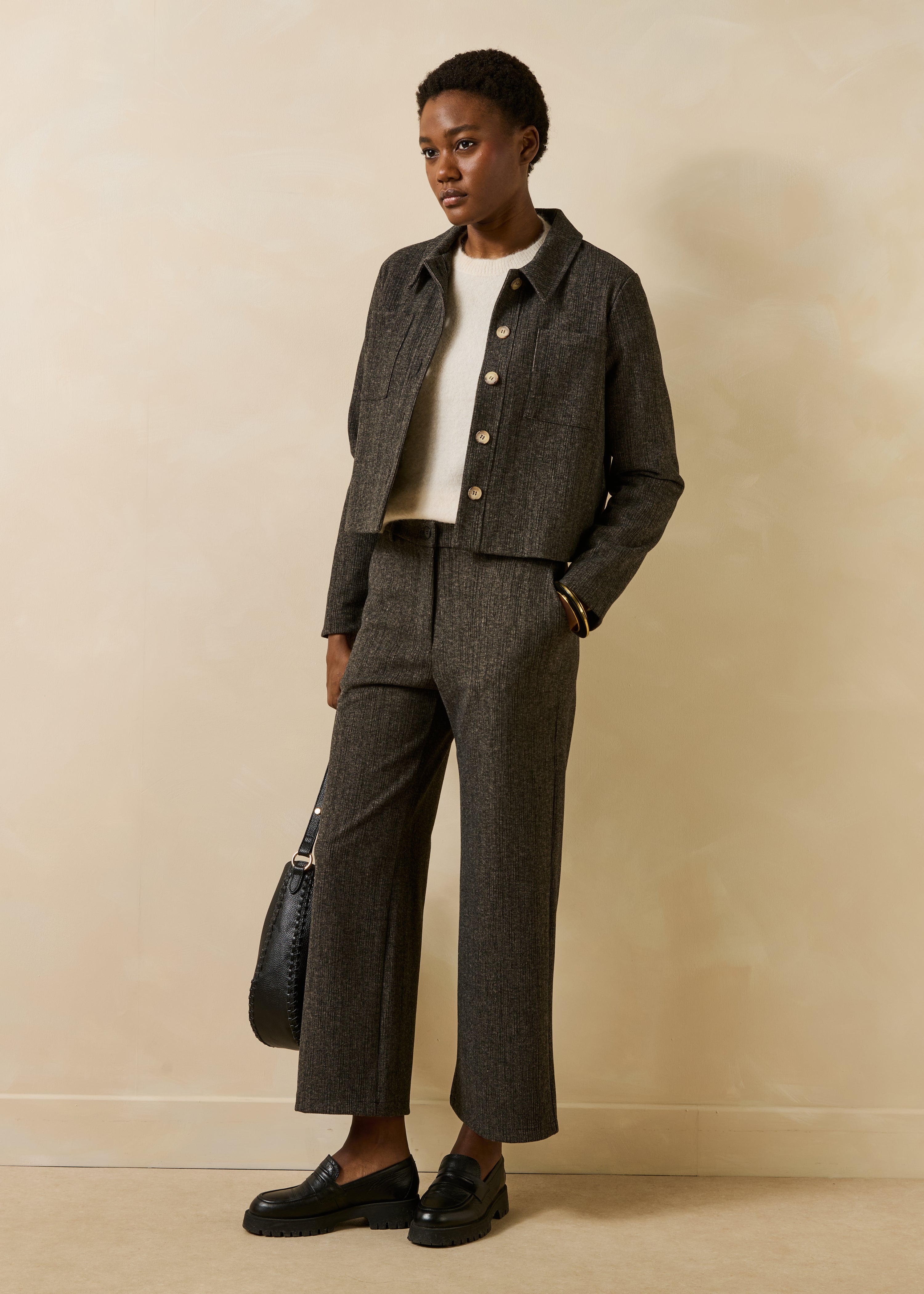 Kurze braune Milano-Jacke mit langen Ärmeln