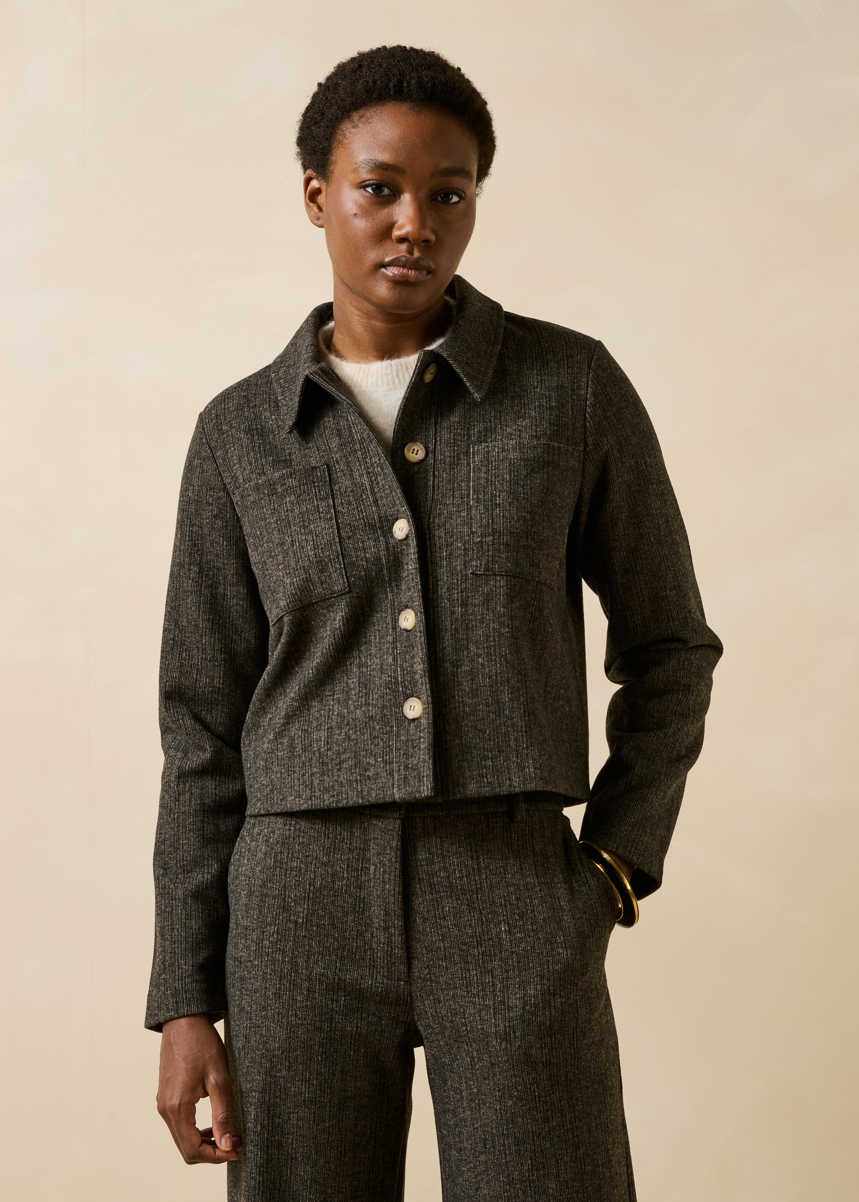 Short brown milano jacket with long sleeves
