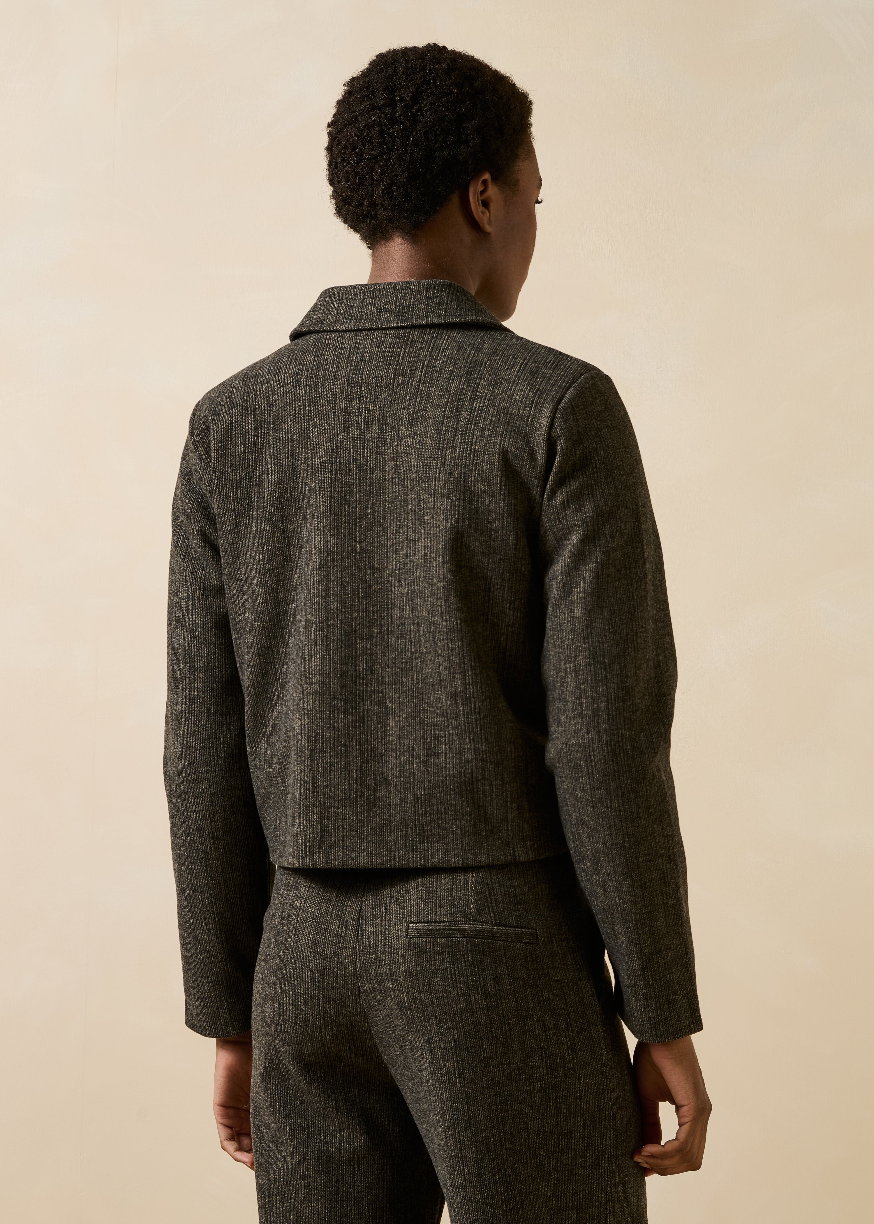 Short brown milano jacket with long sleeves