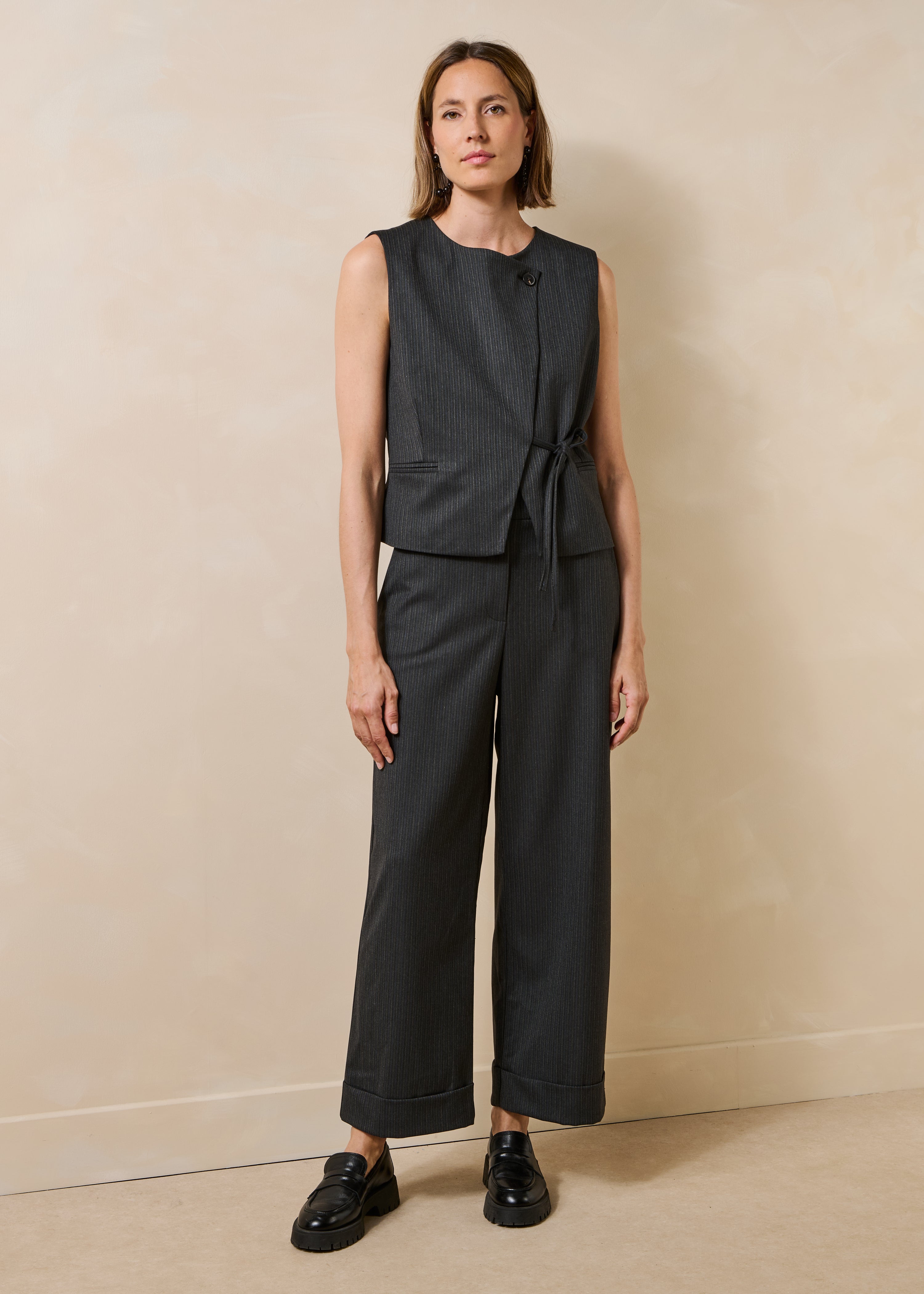 Veste gris anthracite à rayures sans manches